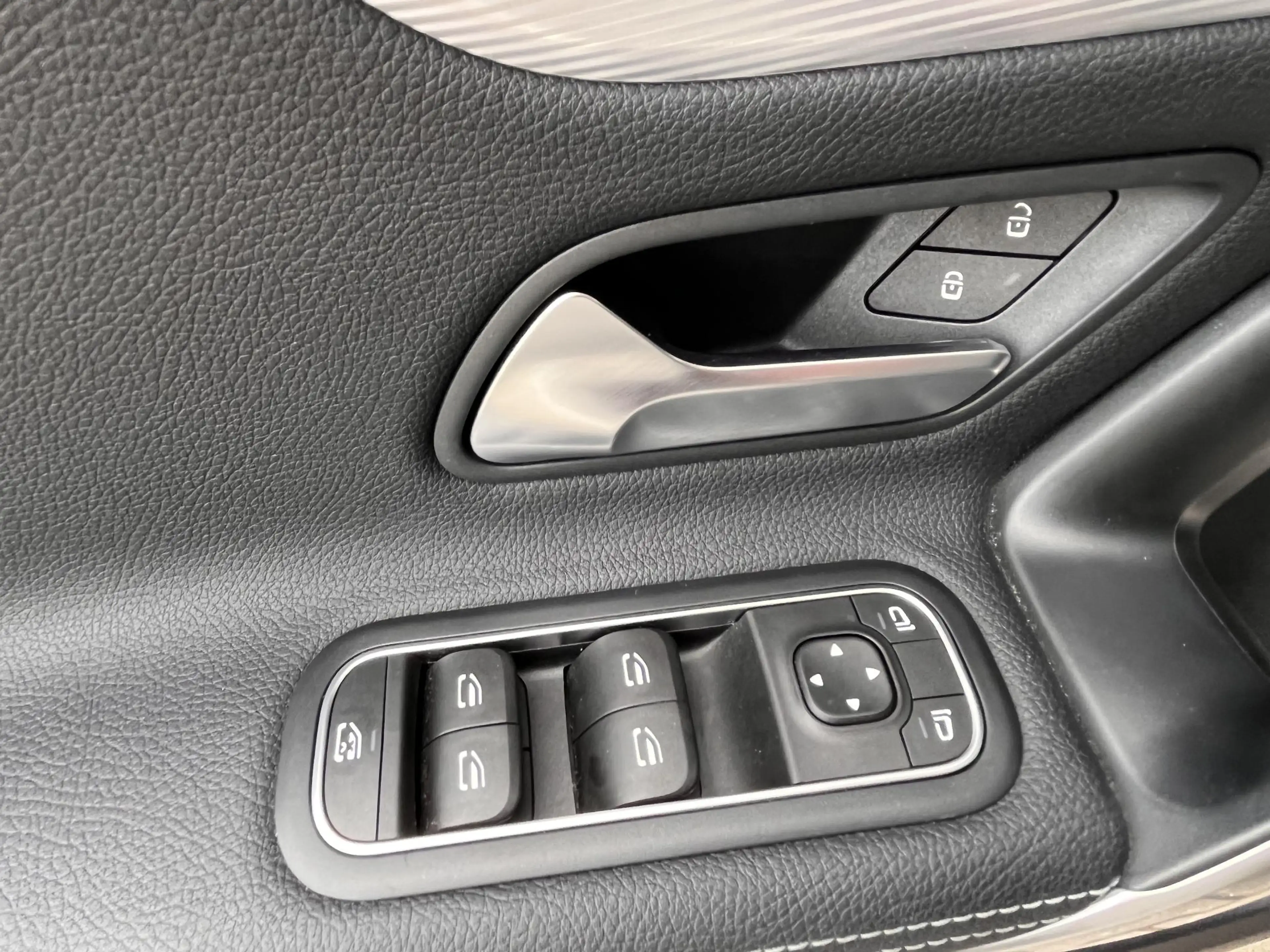 Mercedes-Benz A 250 e Business Line met pano — photo 13