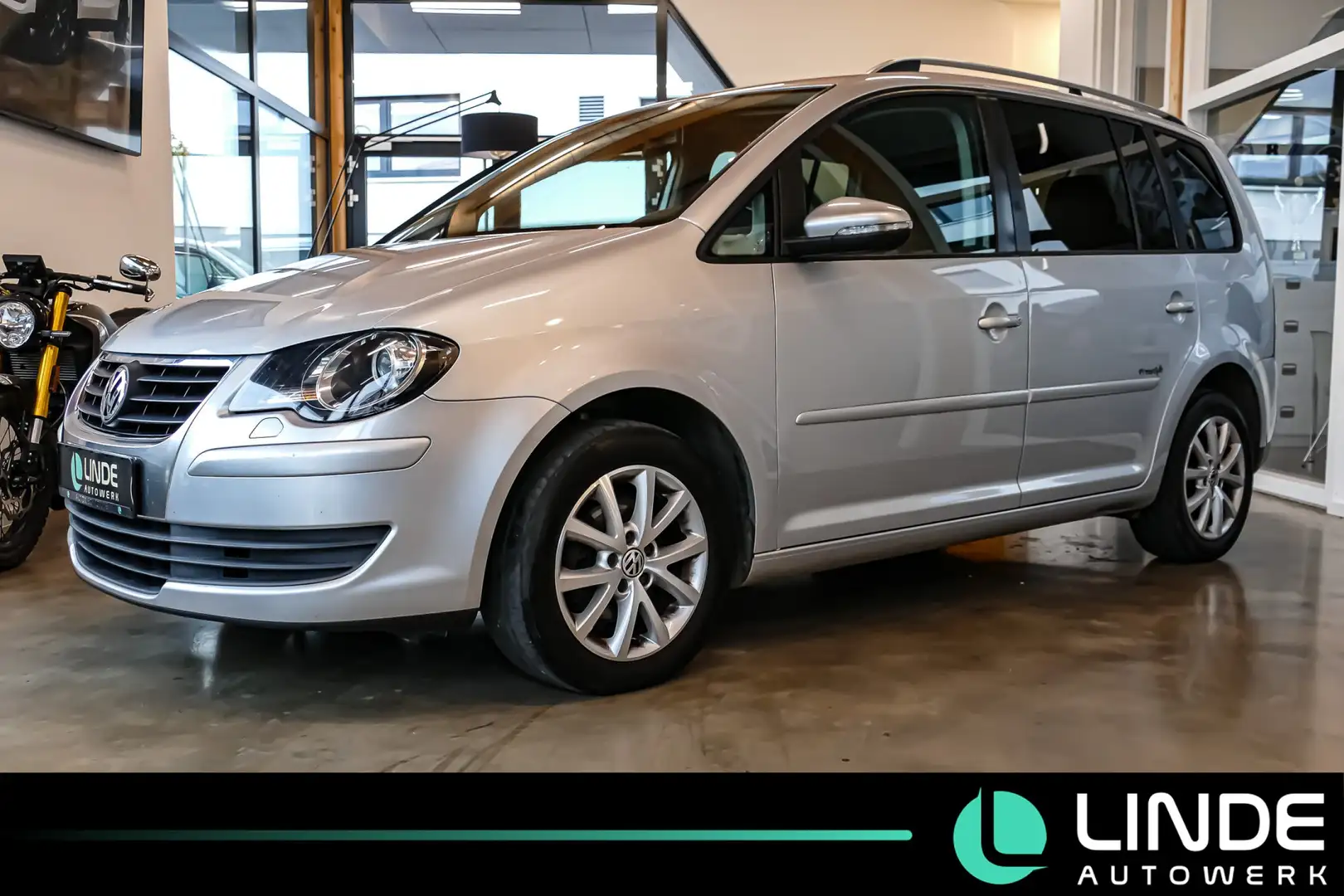 Volkswagen Touran Freestyle|NAVI|XENON|7-SITZER|SHZ|16 ALU Argento - 1
