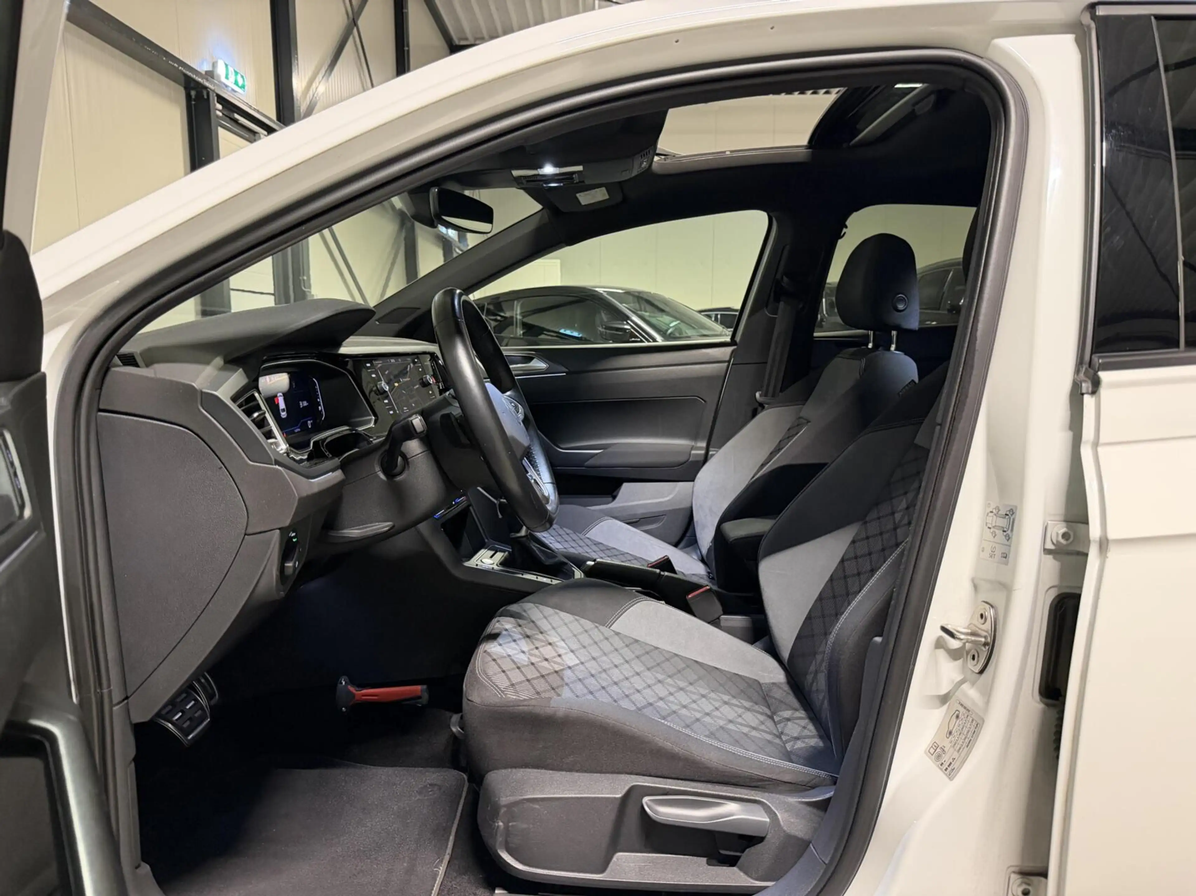 Volkswagen Polo 1.0 TSI R-Line Pano Virtual Sfeer IQ Light — photo 27