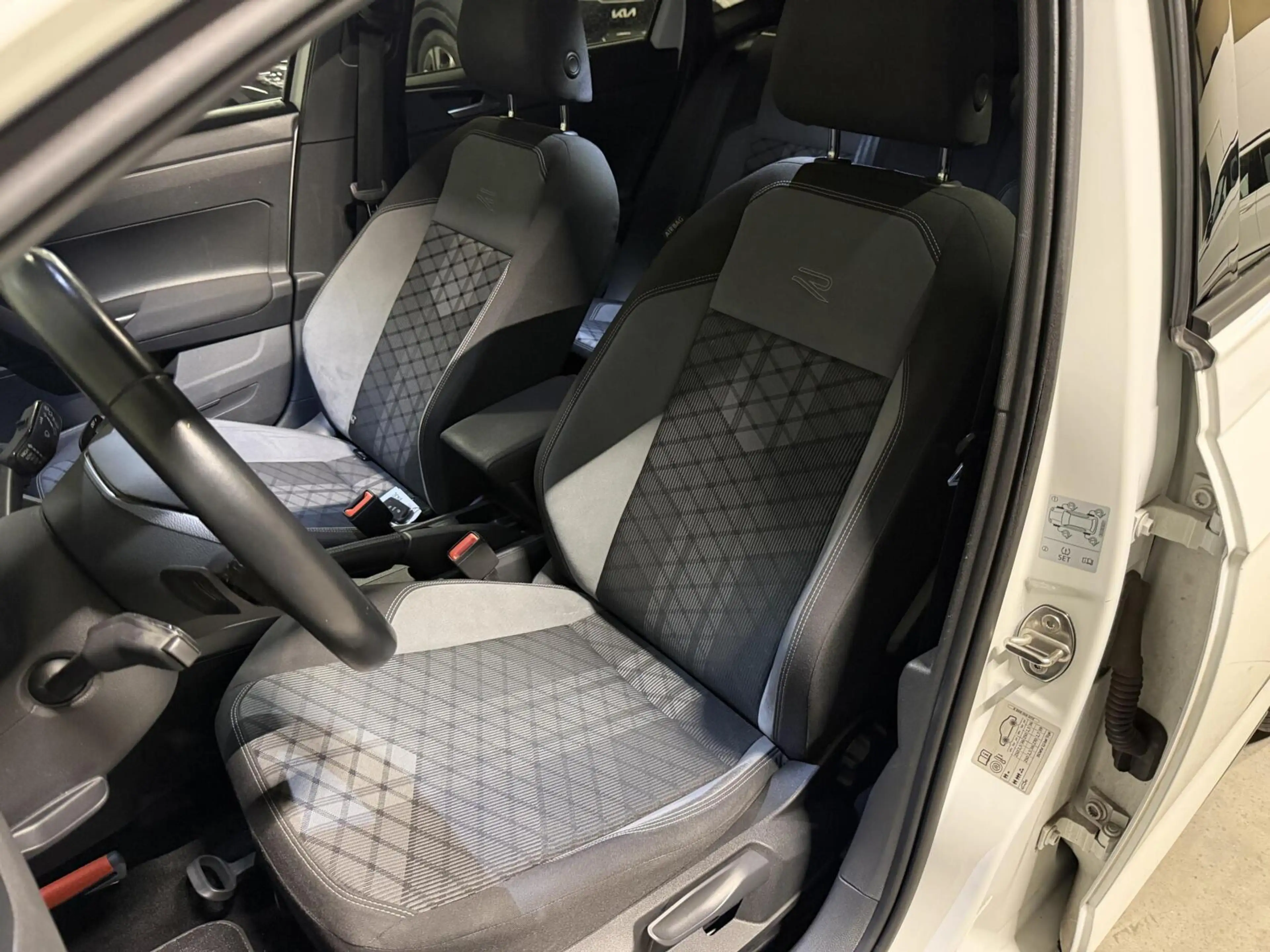 Volkswagen Polo 1.0 TSI R-Line Pano Virtual Sfeer IQ Light — photo 28