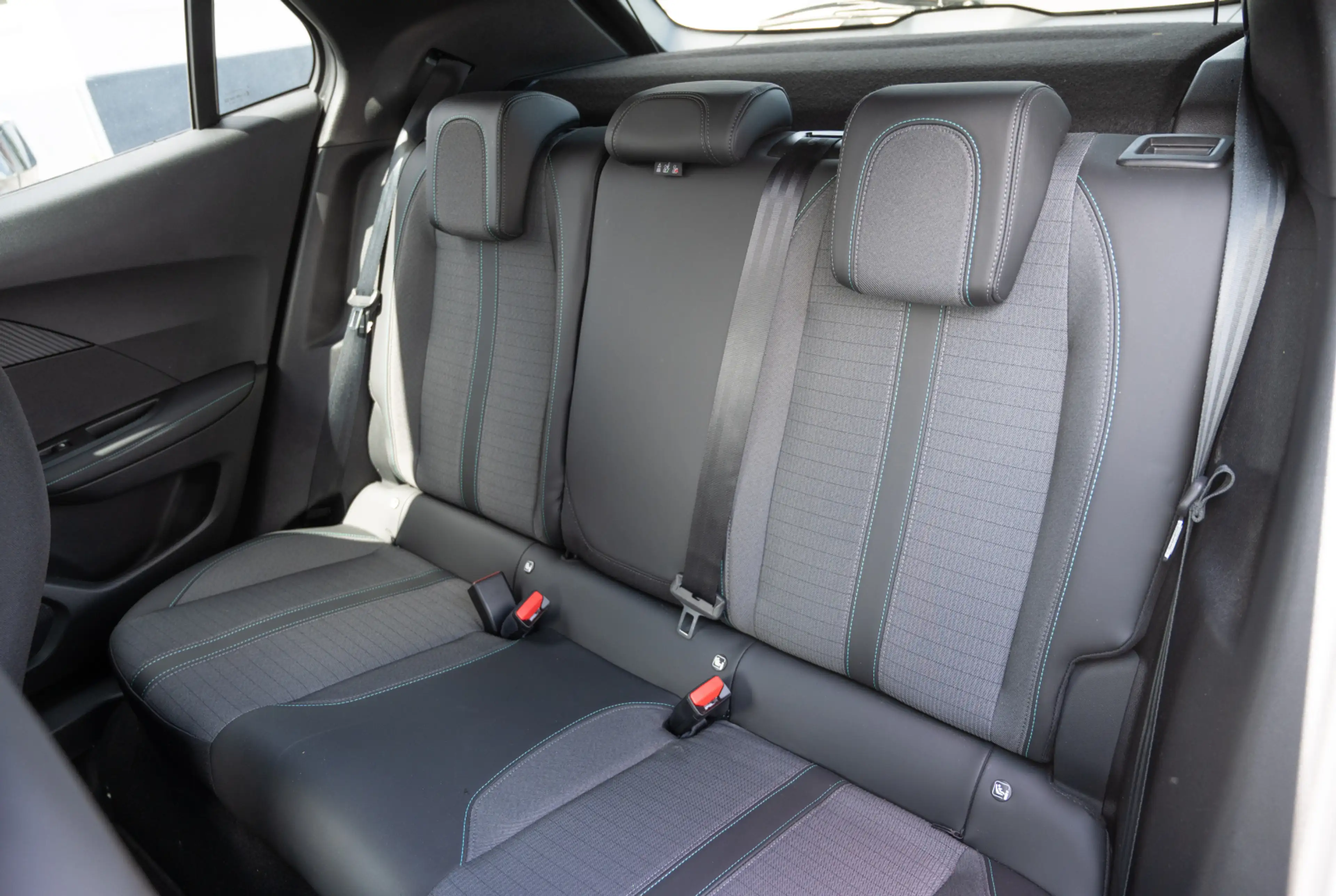 Peugeot 2008 Allure 1.2 PureTech 130 EAT8 *MIRROR SCREEN*180°KAMERA* — photo 8