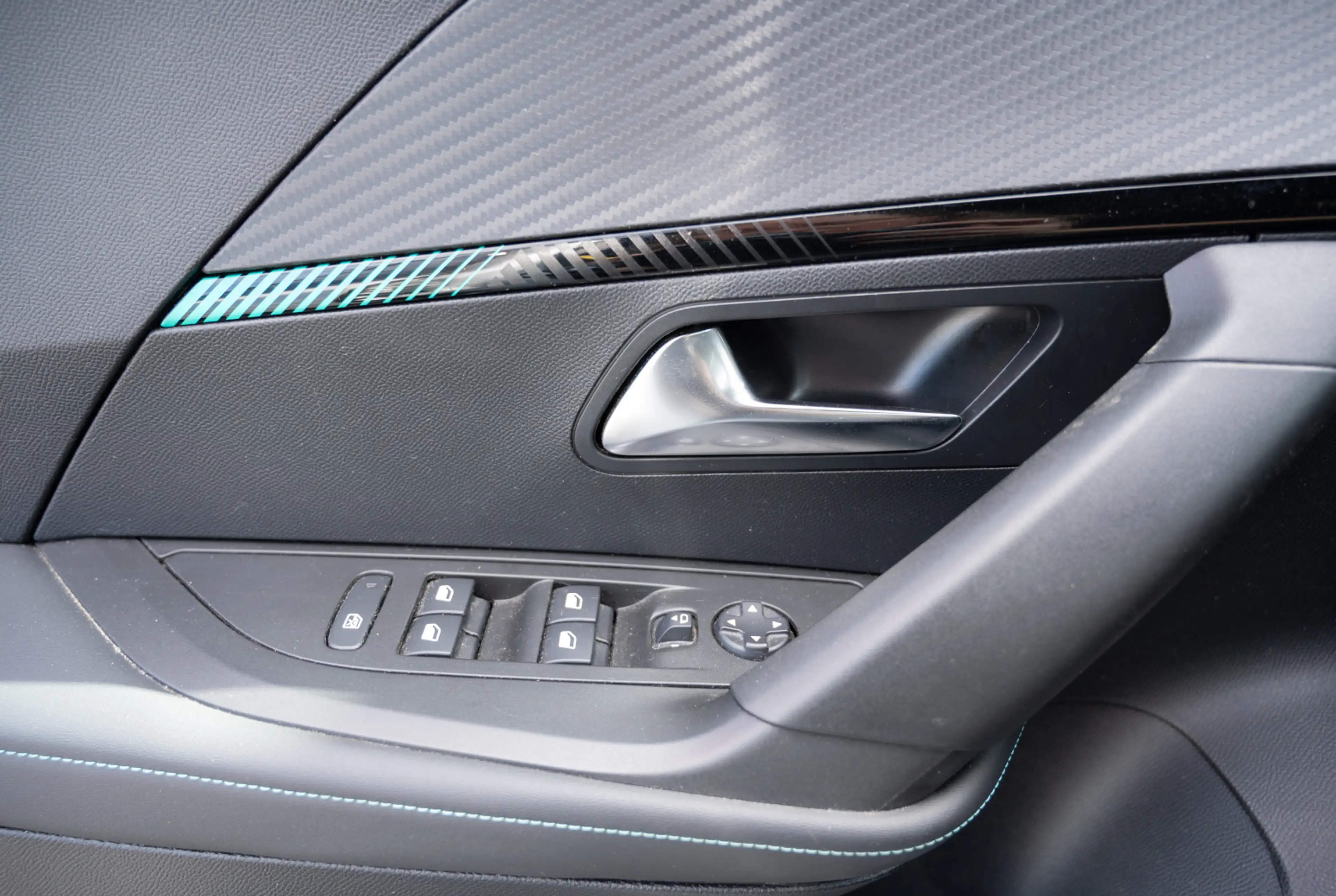 Peugeot 2008 Allure 1.2 PureTech 130 EAT8 *MIRROR SCREEN*180°KAMERA* — photo 13