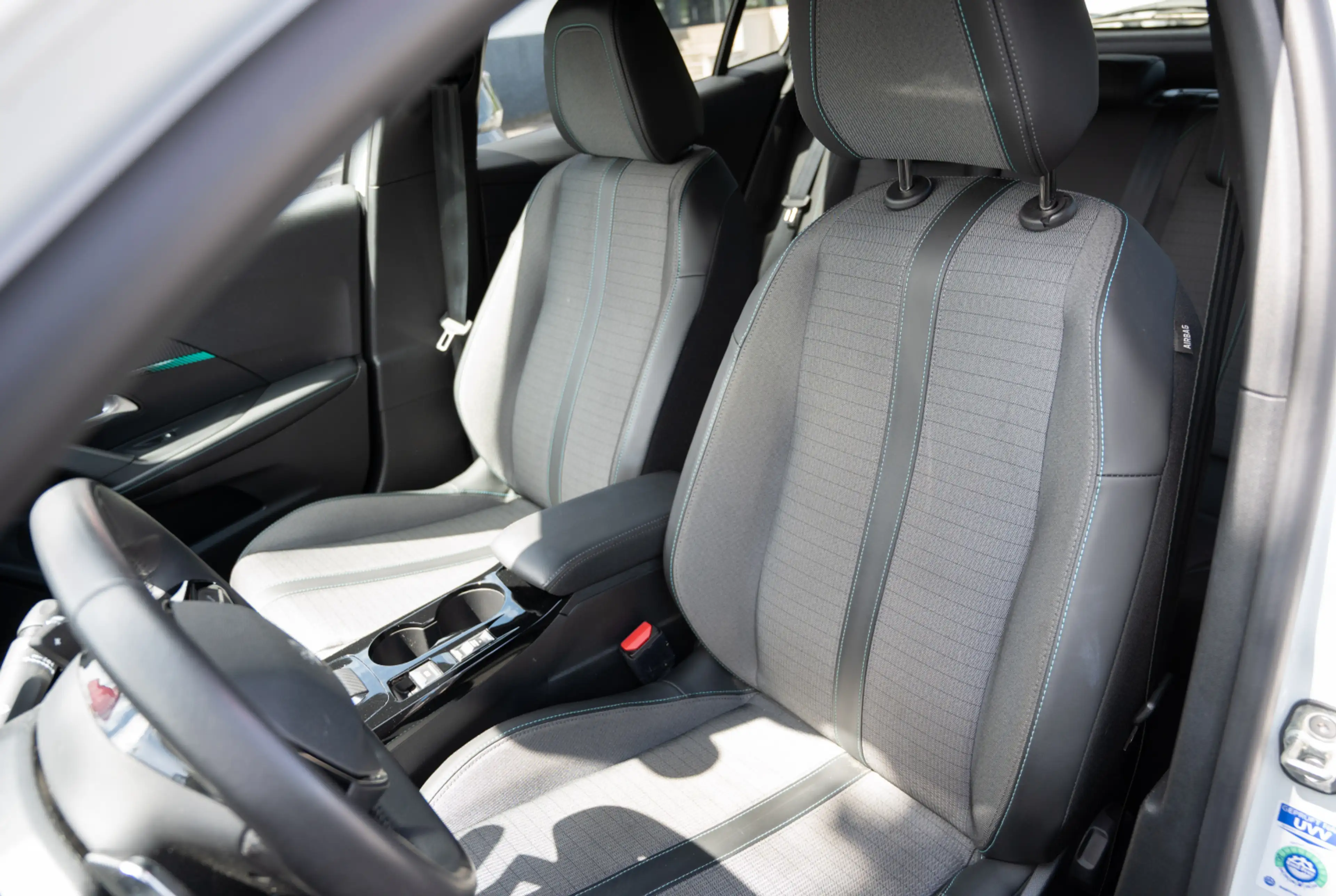 Peugeot 2008 Allure 1.2 PureTech 130 EAT8 *MIRROR SCREEN*180°KAMERA* — photo 7