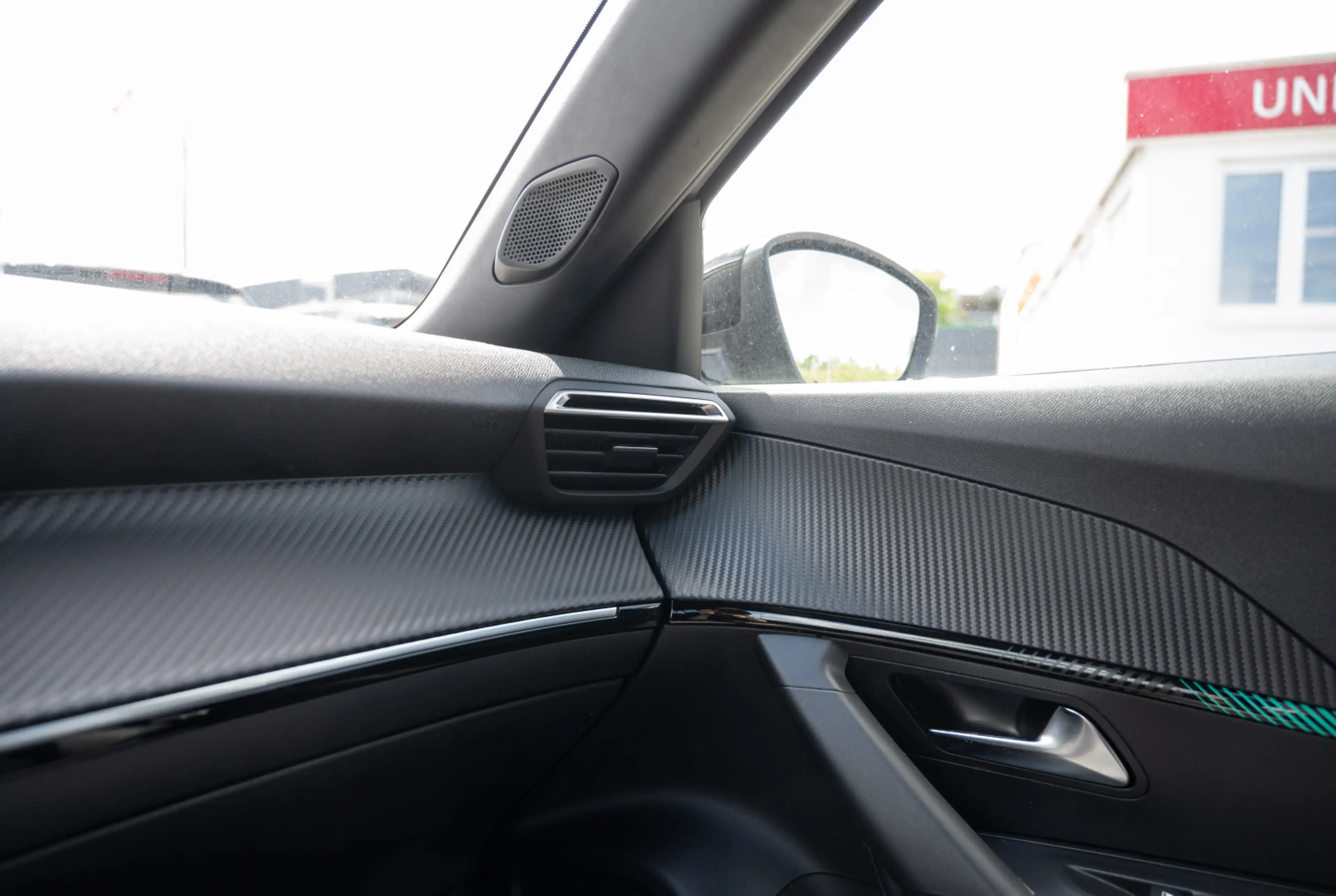 Peugeot 2008 Allure 1.2 PureTech 130 EAT8 *MIRROR SCREEN*180°KAMERA* — photo 12