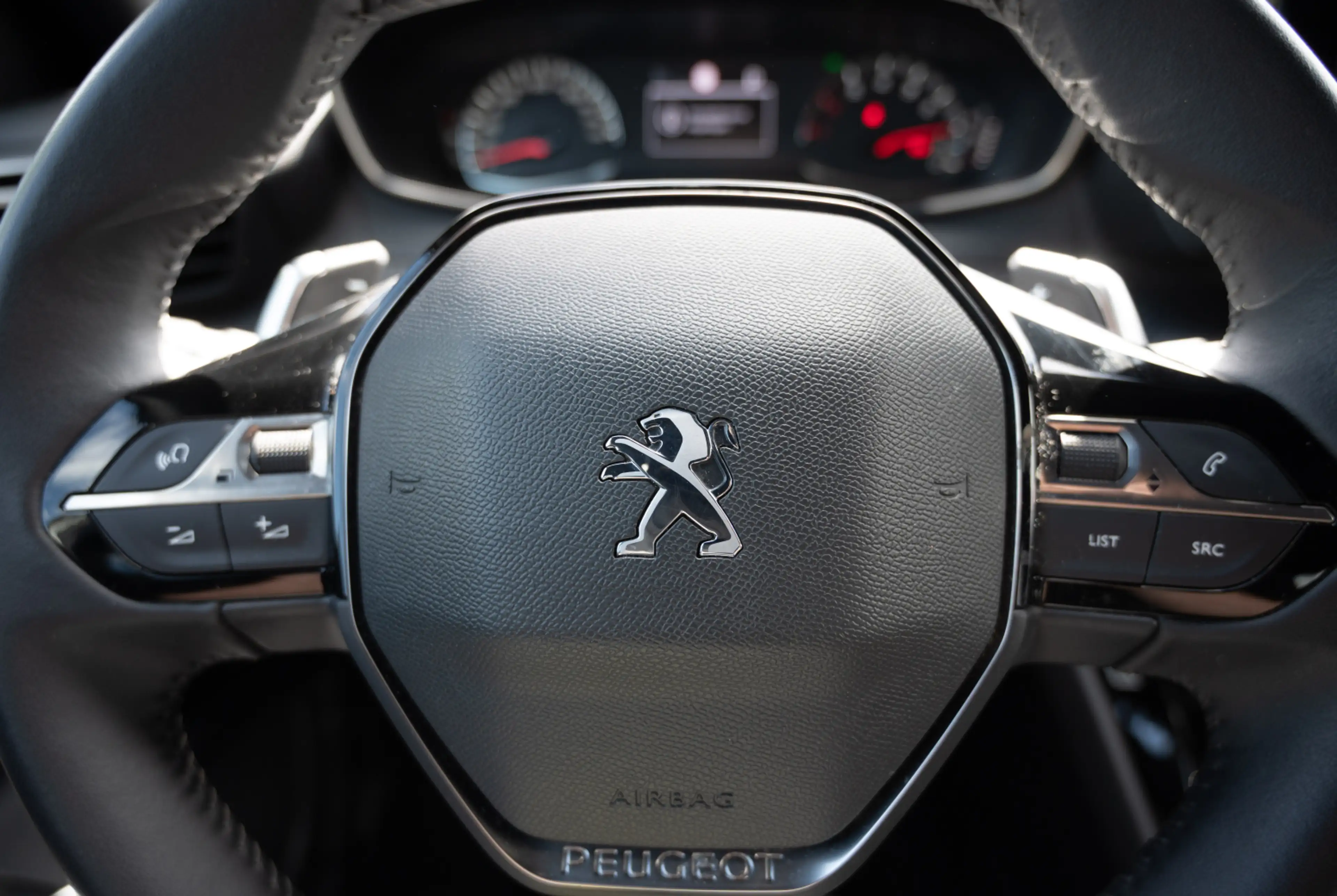 Peugeot 2008 Allure 1.2 PureTech 130 EAT8 *MIRROR SCREEN*180°KAMERA* — photo 15