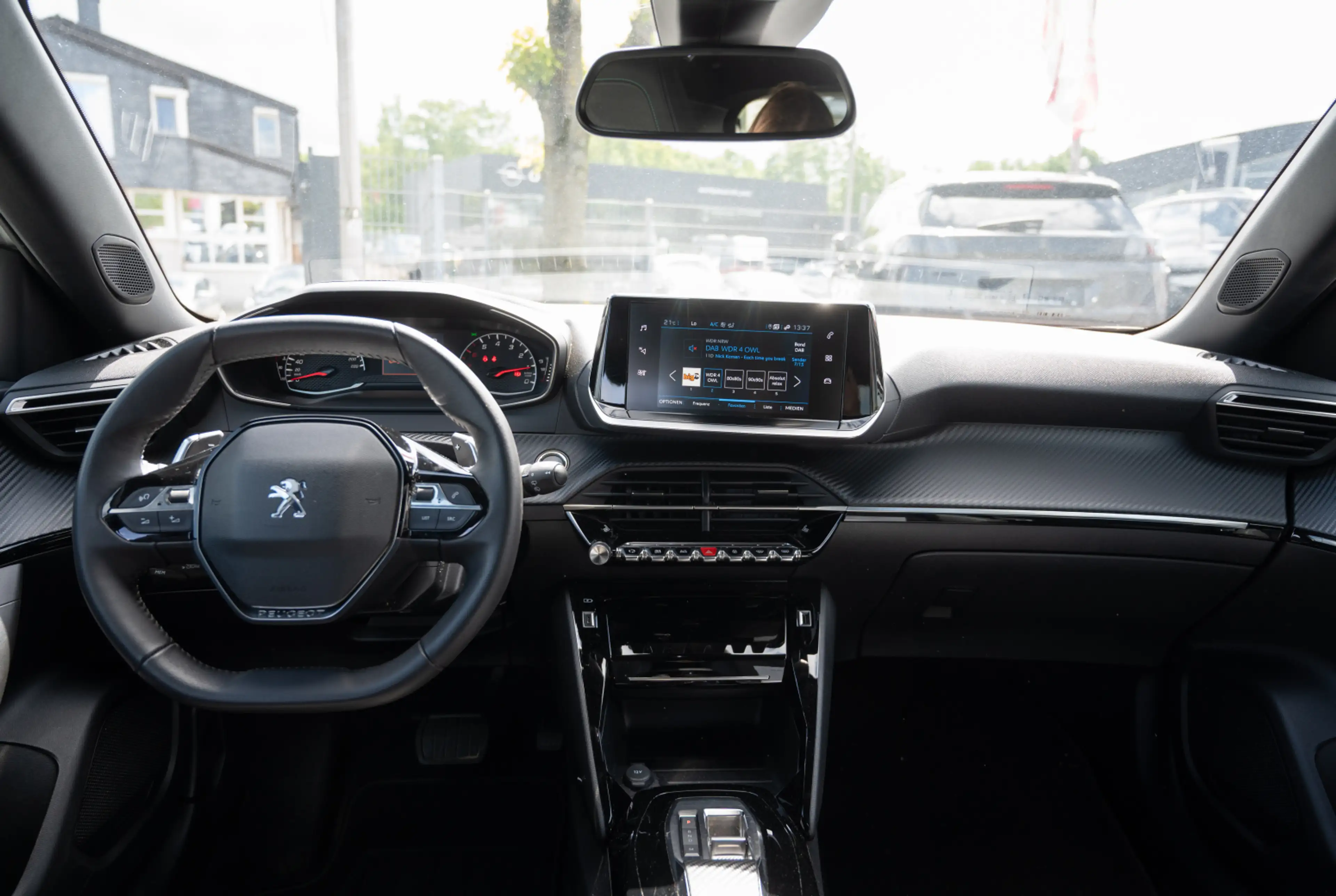Peugeot 2008 Allure 1.2 PureTech 130 EAT8 *MIRROR SCREEN*180°KAMERA* — photo 6