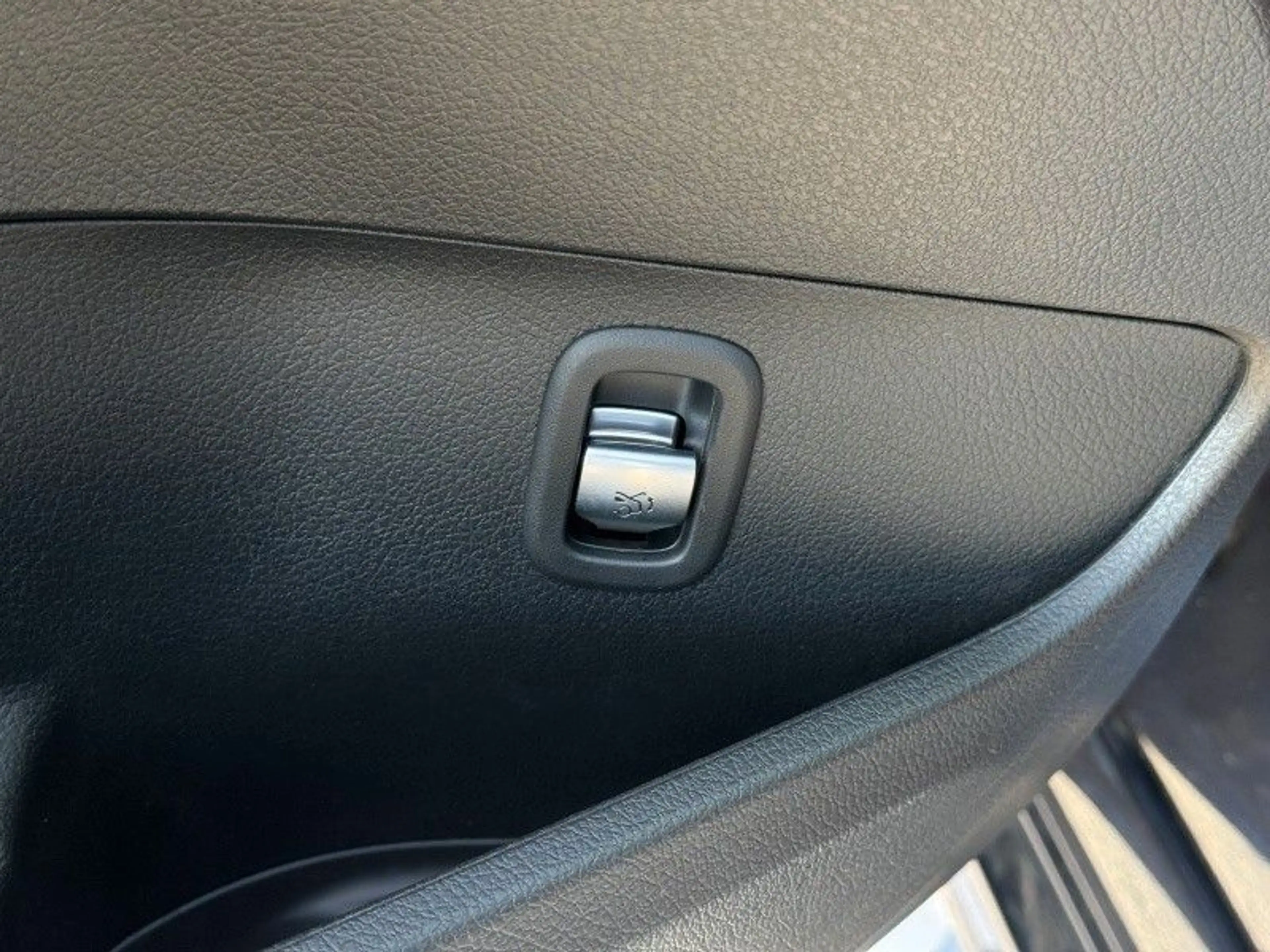 Mercedes-Benz C 300 d 4Matic — photo 18