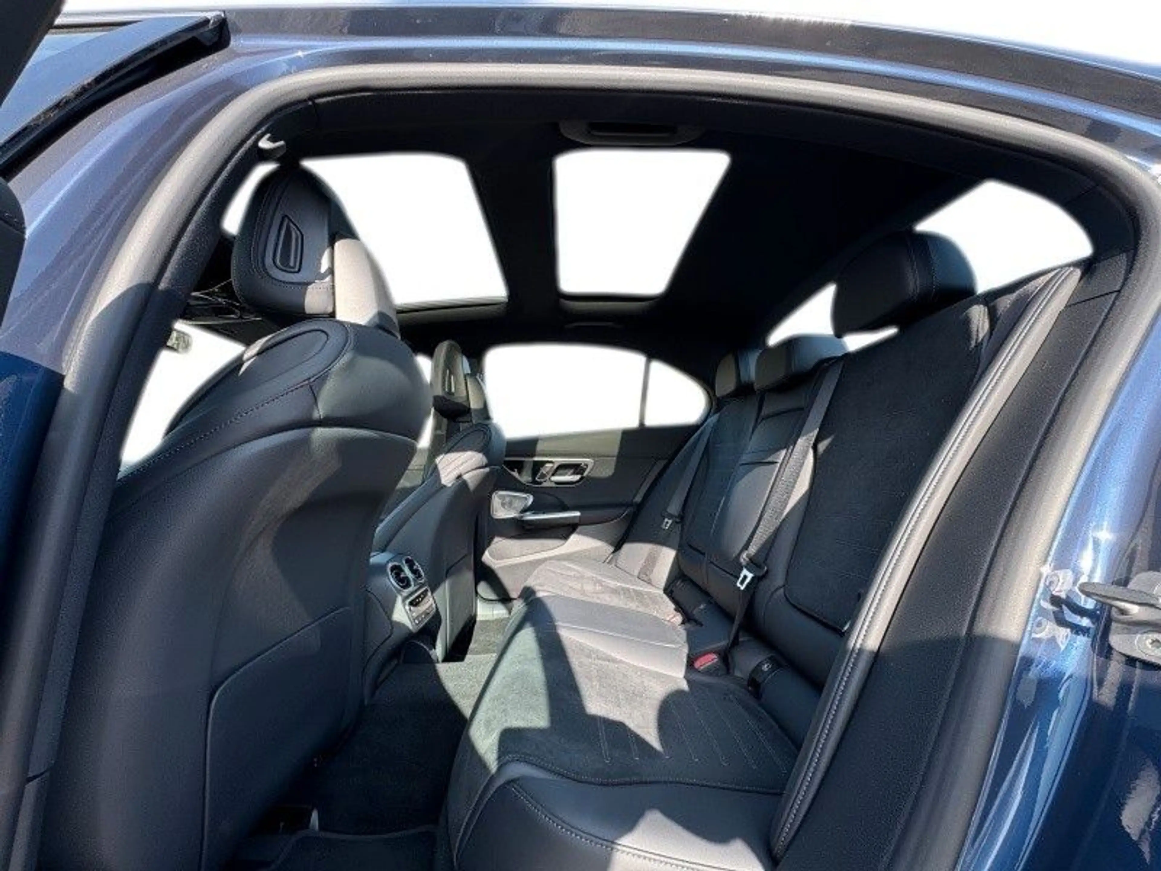 Mercedes-Benz C 300 d 4Matic — photo 24