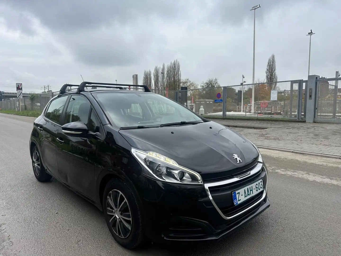 Peugeot 208 1.2i PureTech *** AUTO *** Zwart - 1