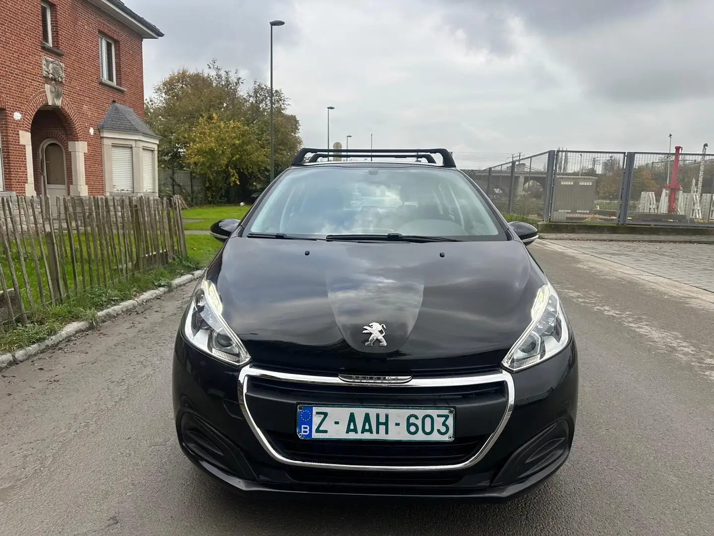 Peugeot 208 1.2i PureTech *** AUTO *** Zwart - 2