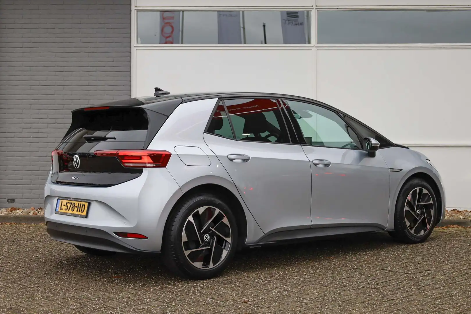 Volkswagen ID.3 204pk Life 58 kWh | Stuurverwarming | Stoelverwarm Grijs - 2