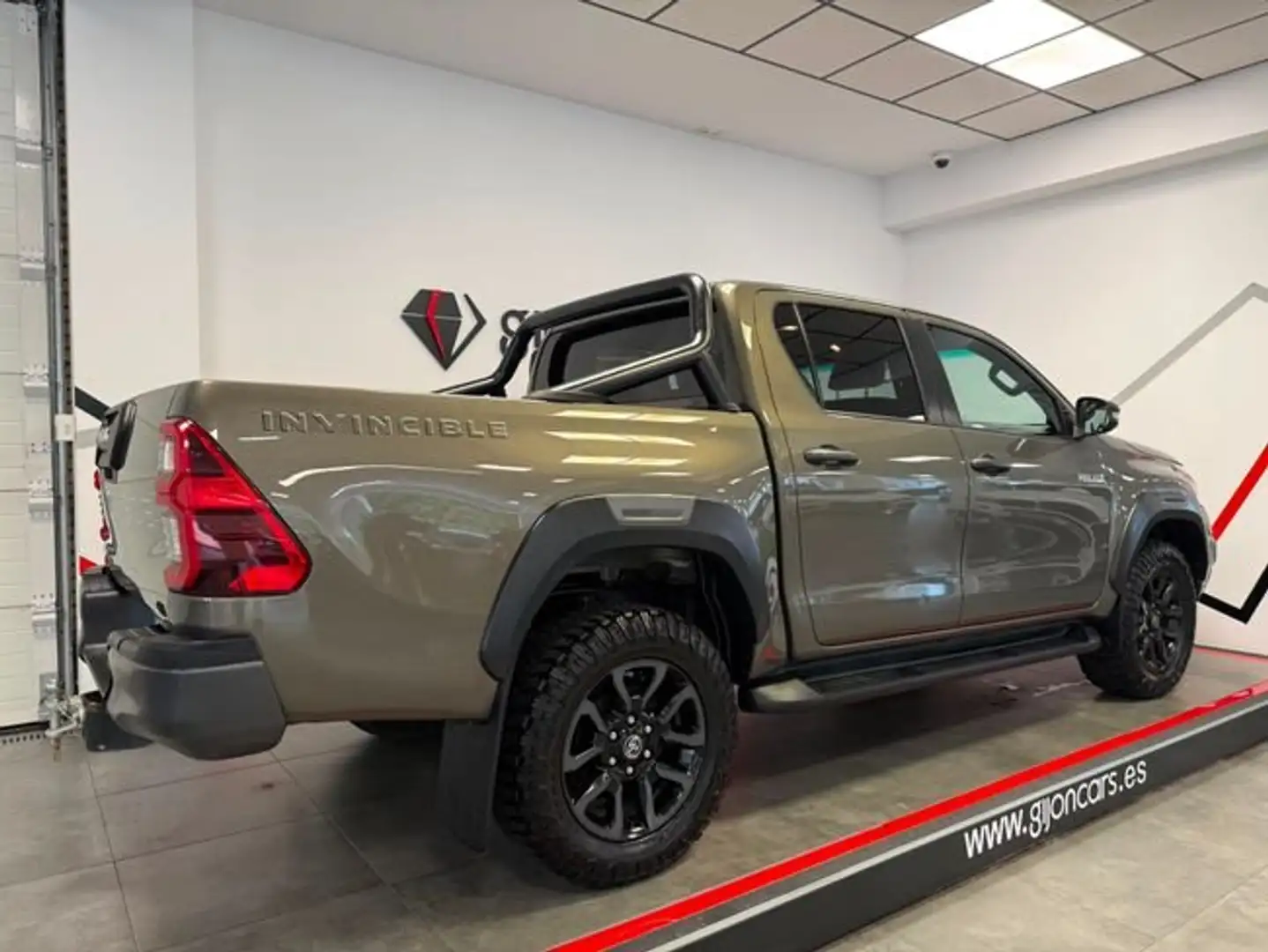 Toyota Hilux 2.8 D-4D 150kW C. Doble Invincible A/T Amarillo - 2