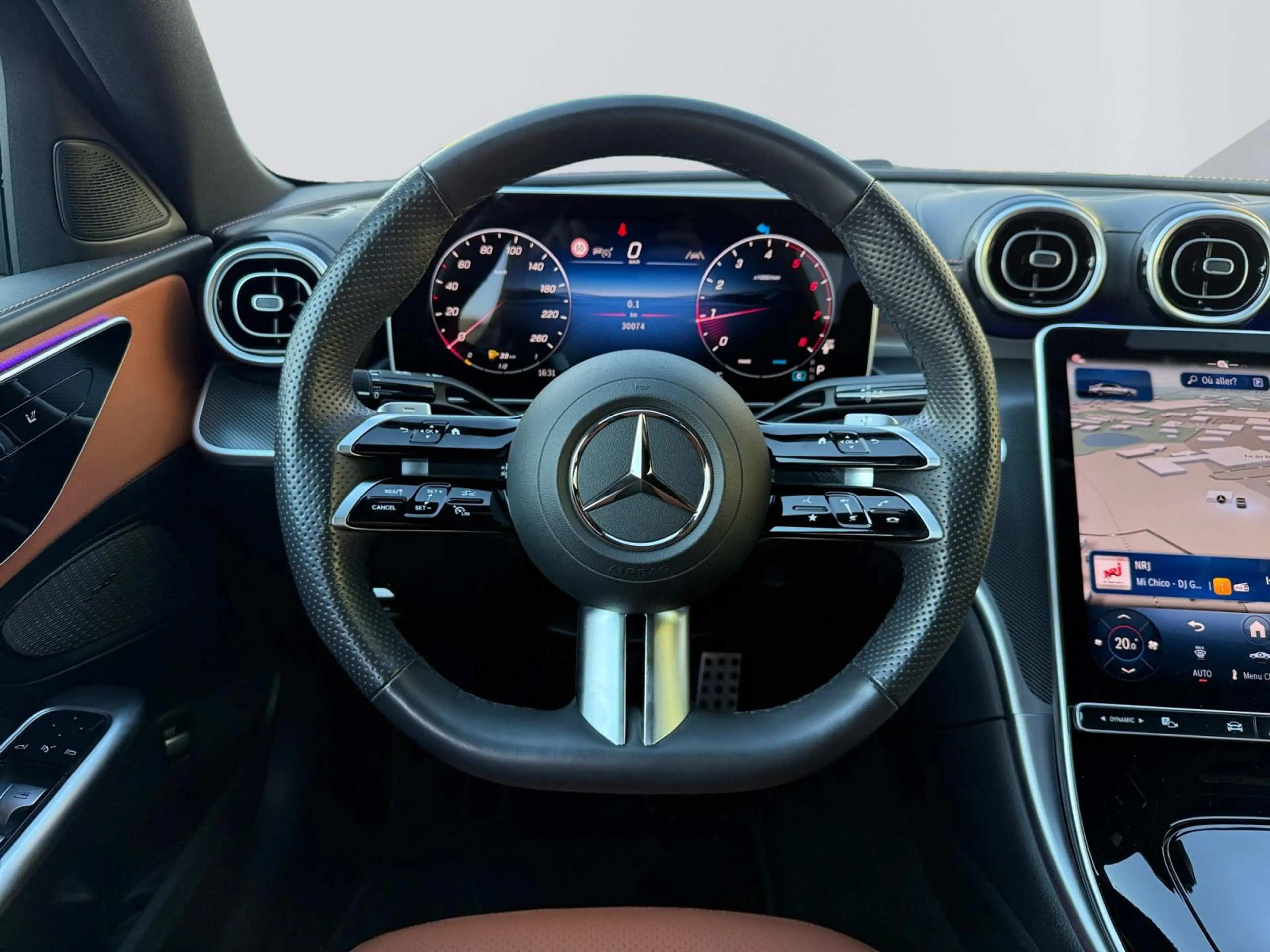 Mercedes-Benz C 180 AMG Line — photo 14