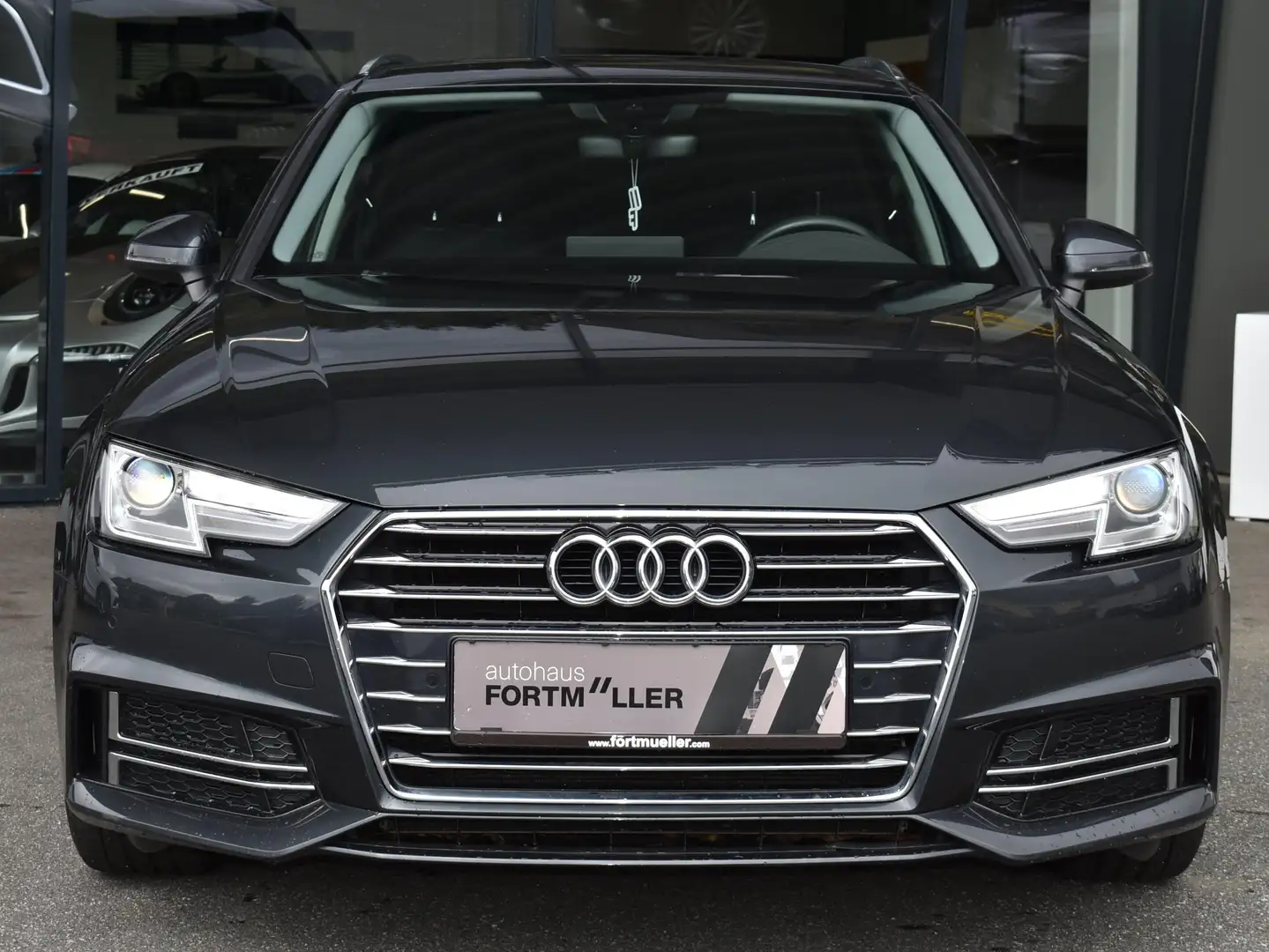 Audi A4 Avant 35 TDI Aut. design Grau - 2