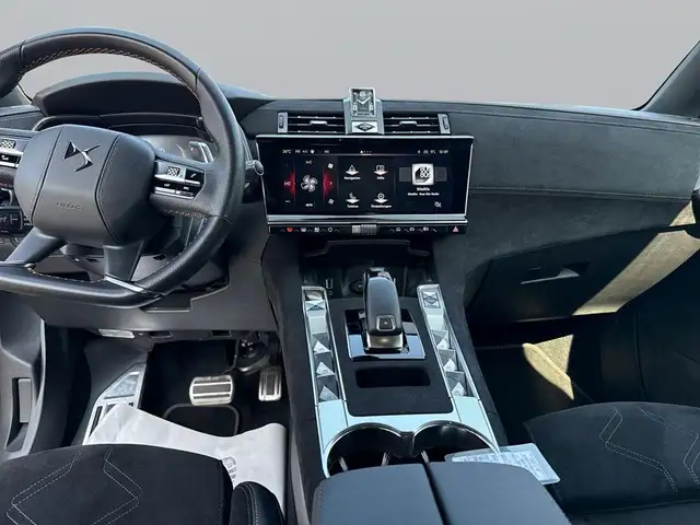 DS Automobiles DS 7 view 11