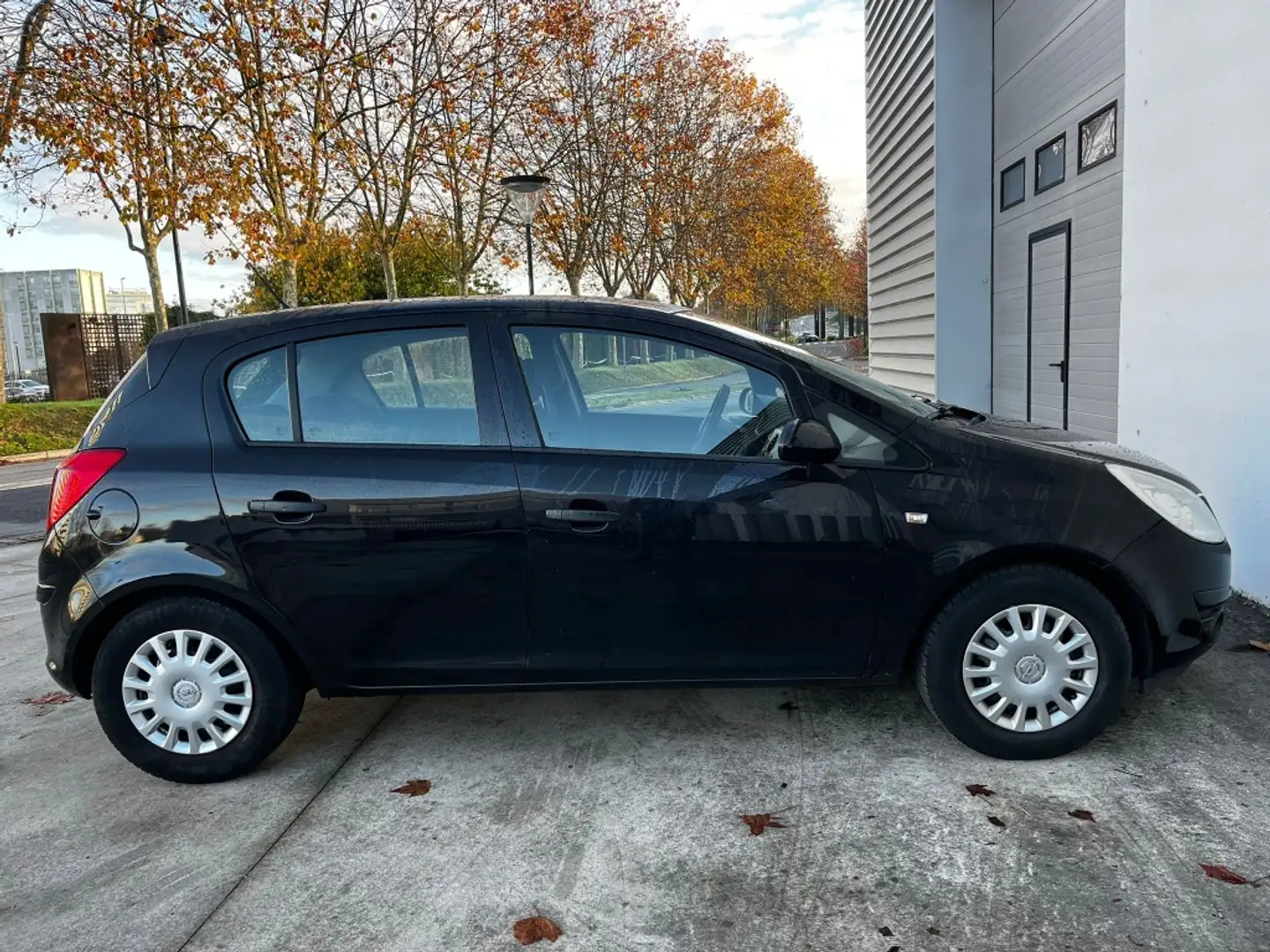 Opel Corsa 1.2 Essentia Noir - 2