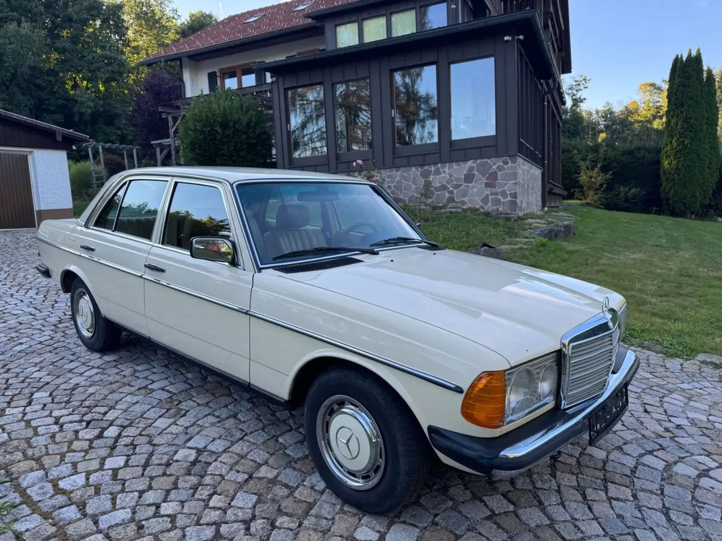 Mercedes-Benz 300 D w123 rostfrei, 80000 KM, Schalter! Beige - 2