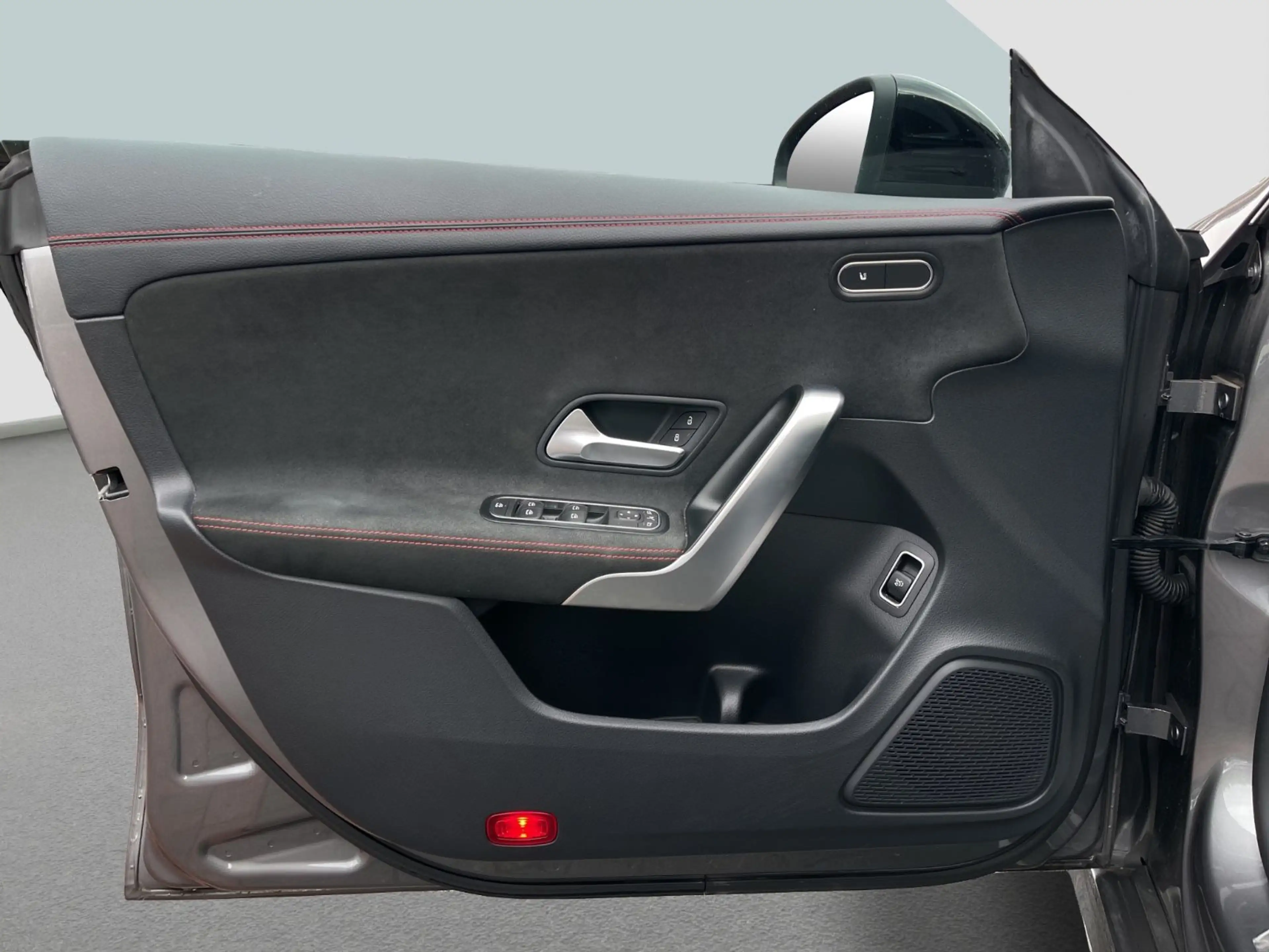 Mercedes-Benz CLA 180 Kamera/Panorama/Night-Paket/ AMG Line — photo 12