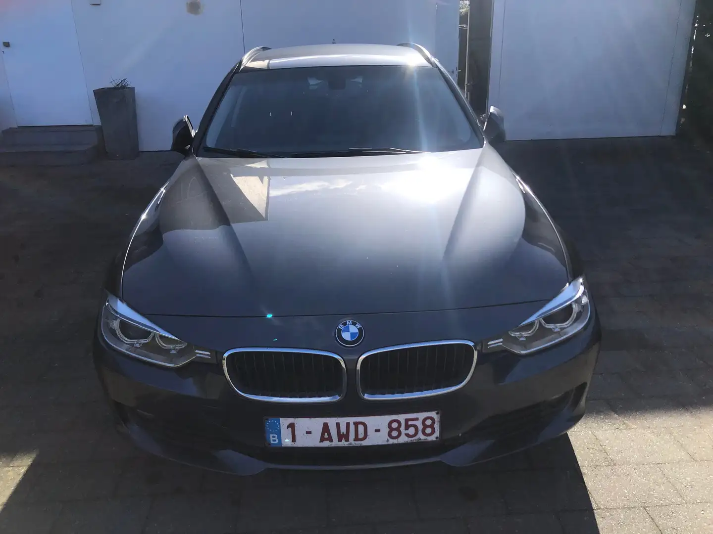 BMW 320 320d Touring xDrive Aut. Modern Line Grijs - 2
