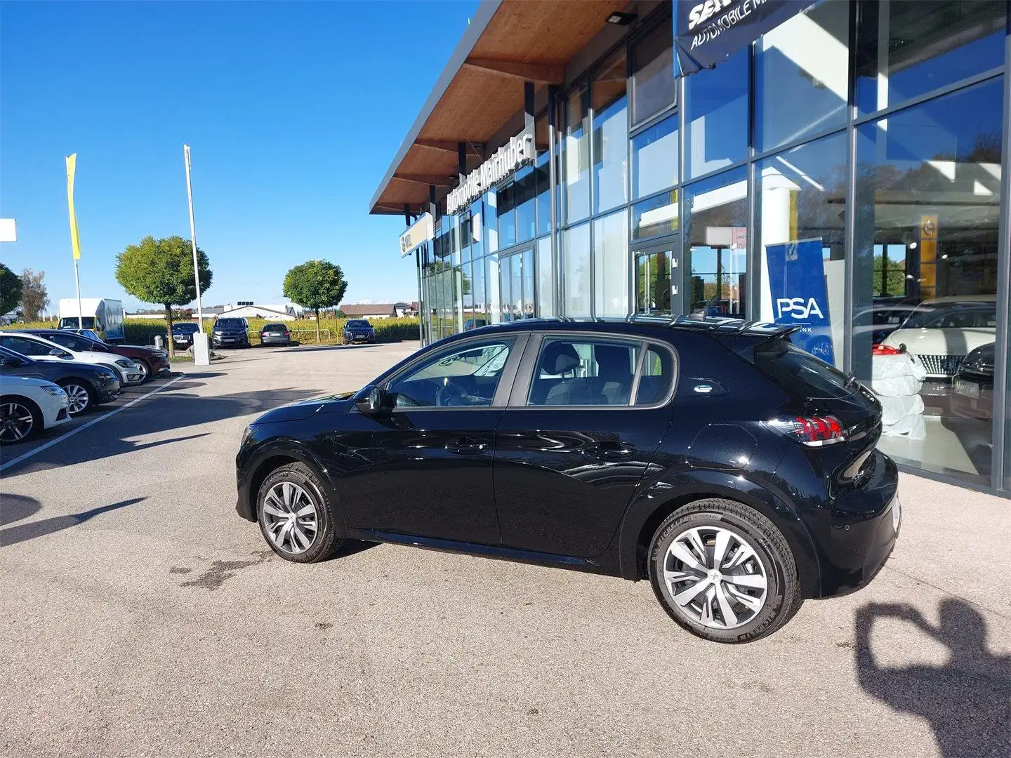 Peugeot e-208 50kWh Active Pack Schwarz - 2