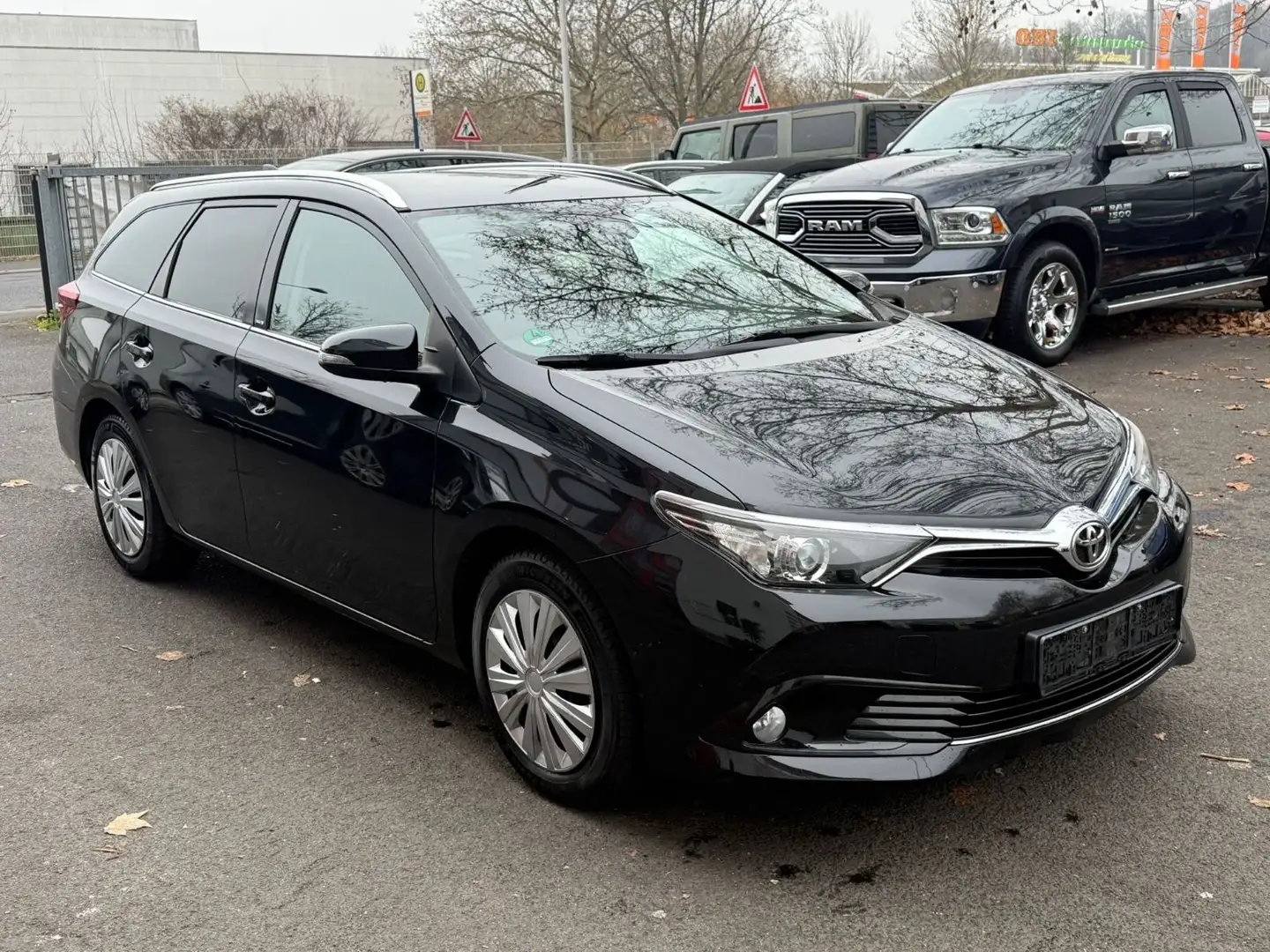 Toyota Auris Touring Sports Edition-S+~FACELIFT Schwarz - 1
