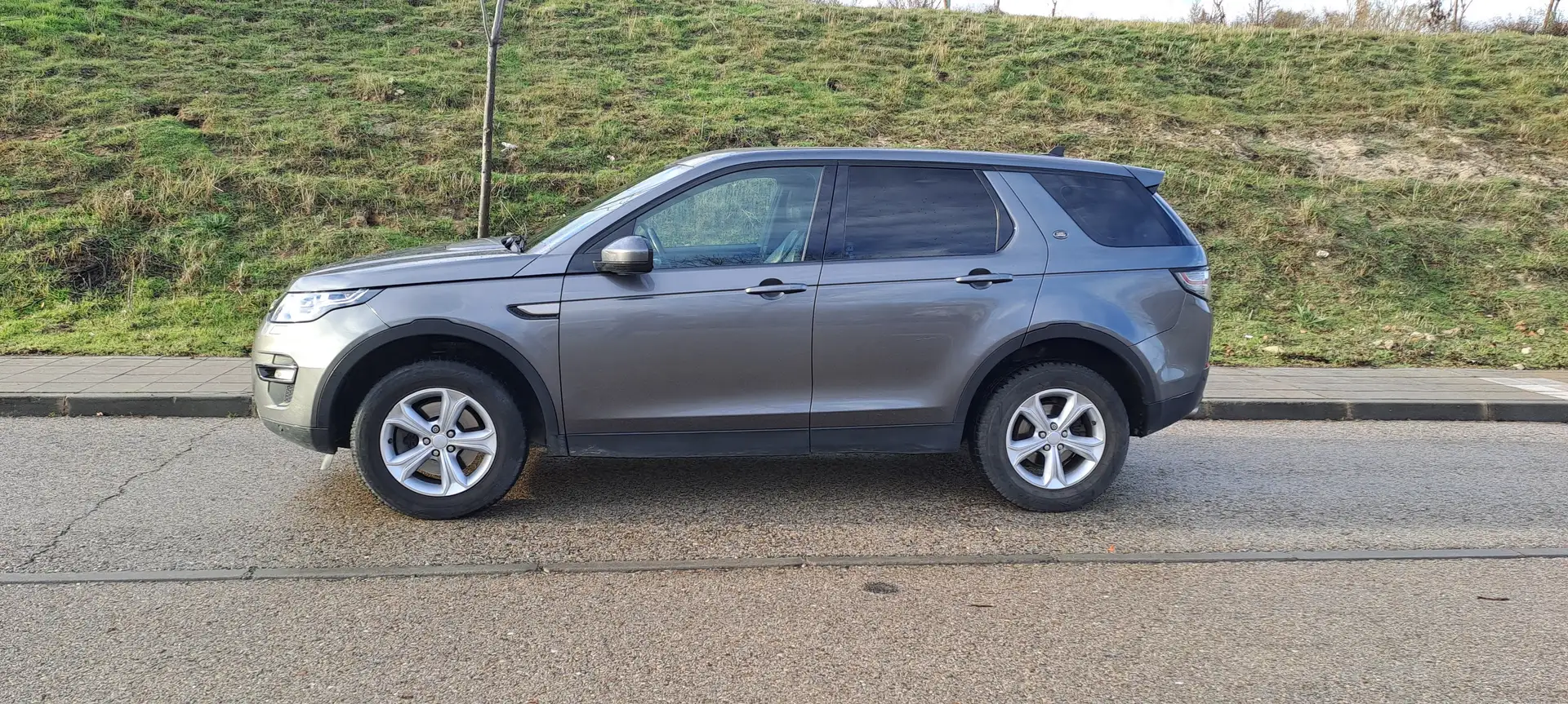 Land Rover Discovery Sport Discovery Sport 2.0TD4 SE 4x4 Aut. 180 SE Gris - 1