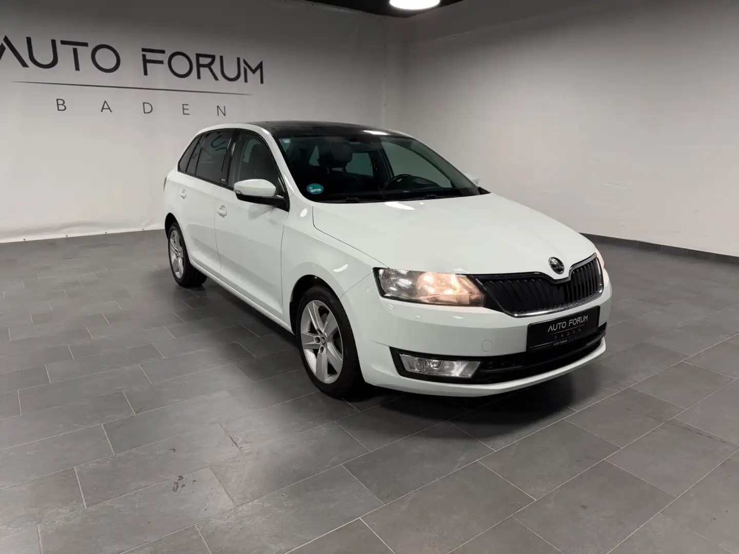 Skoda Rapid/Spaceback 1.4 Spaceback Joy Panorama*SHZ*DSG* Blanc - 1