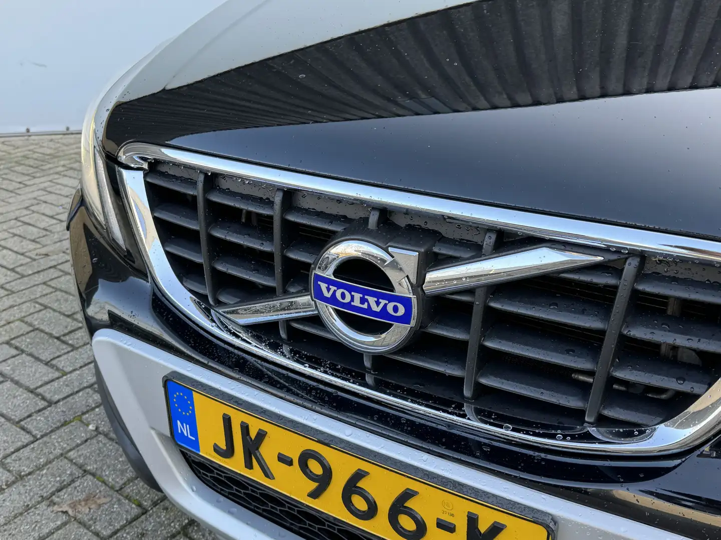 Volvo XC60 2.0 T5 Automaat Momentum Zwart - 2