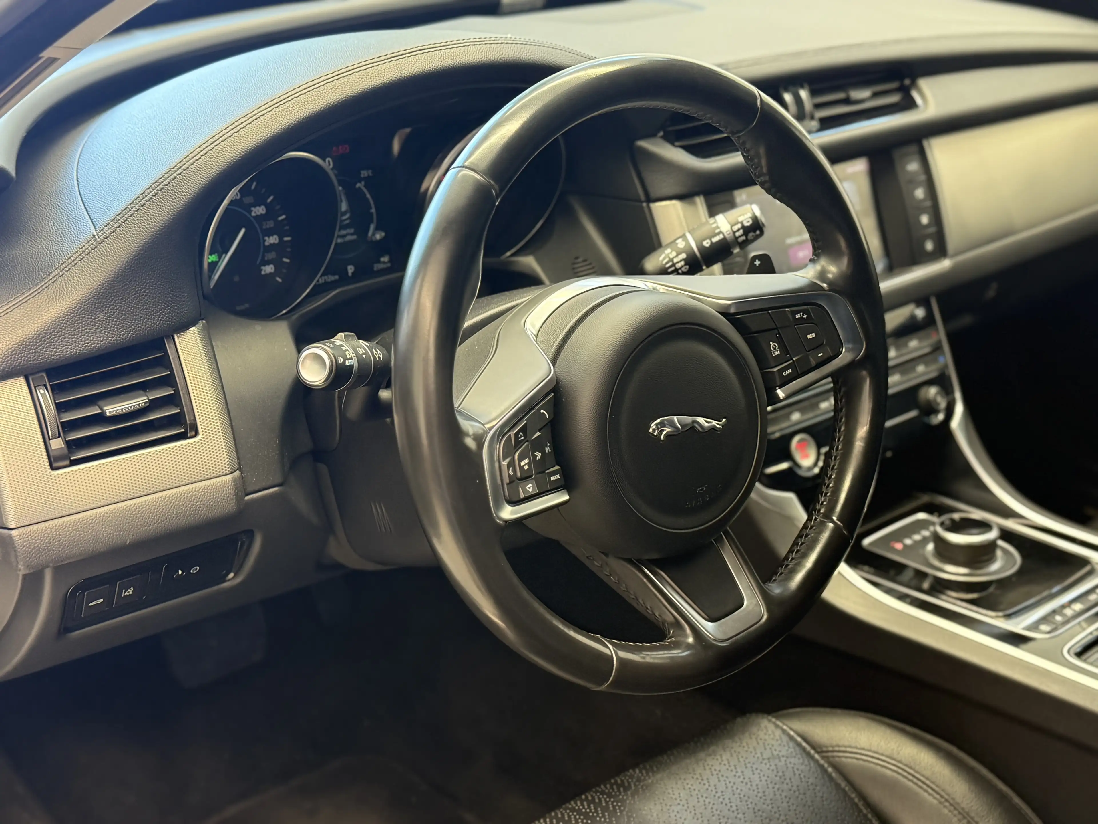 Jaguar XF Kombi Diesel AWD AUT. Pure / ALLRAD / LEDER / — photo 10