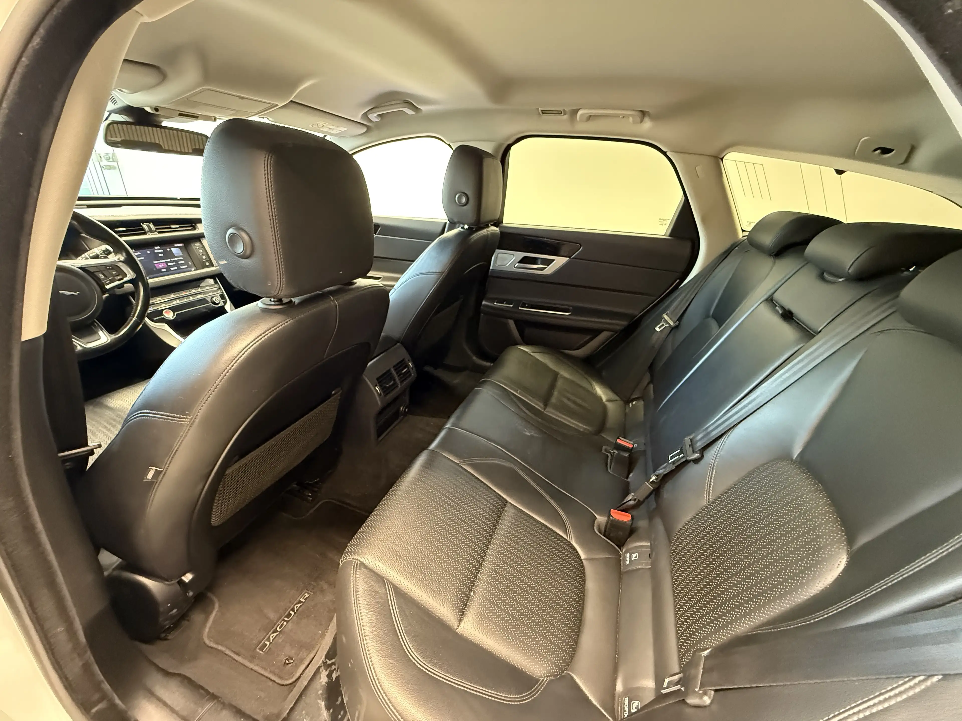 Jaguar XF Kombi Diesel AWD AUT. Pure / ALLRAD / LEDER / — photo 13
