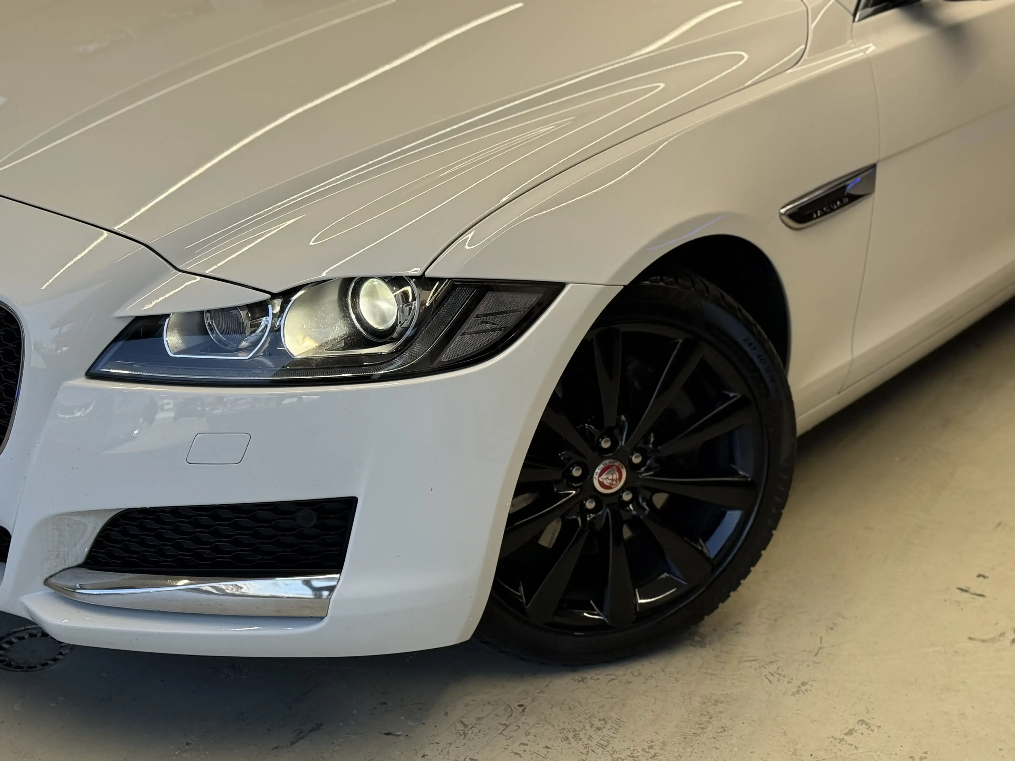 Jaguar XF Kombi Diesel AWD AUT. Pure / ALLRAD / LEDER / — photo 2