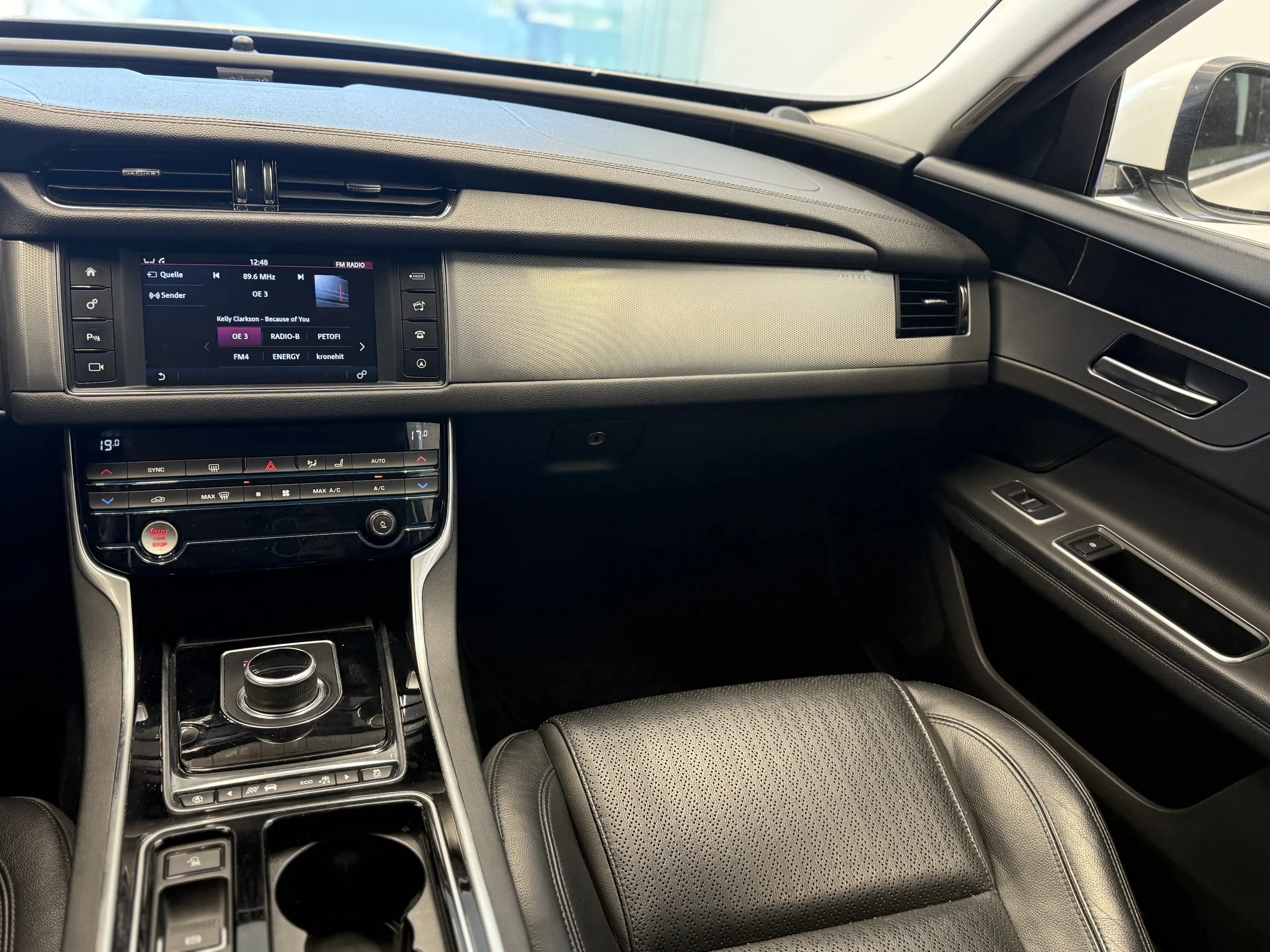 Jaguar XF Kombi Diesel AWD AUT. Pure / ALLRAD / LEDER / — photo 12