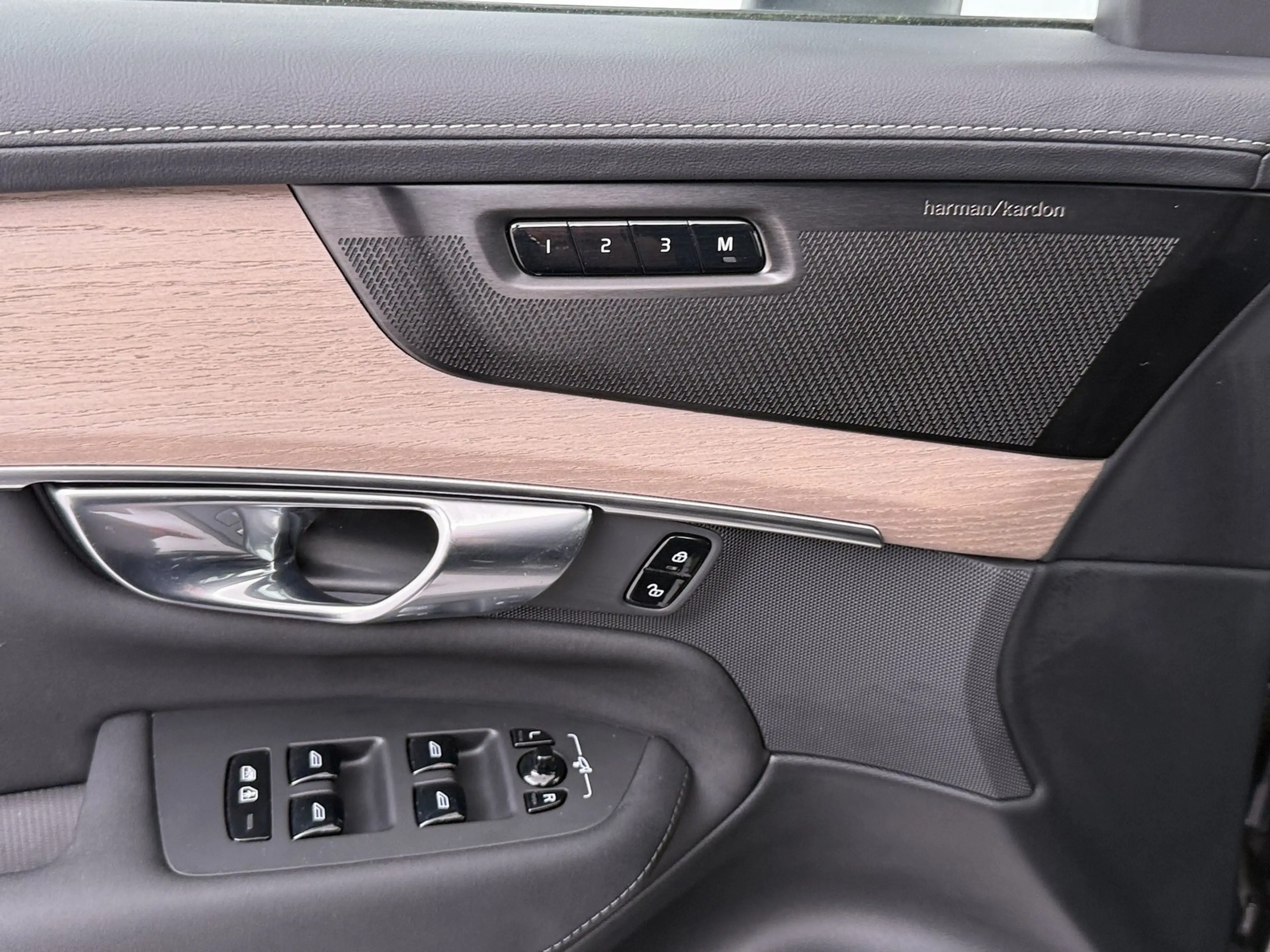 Volvo XC90 T8 Plus Bright AWD — photo 13