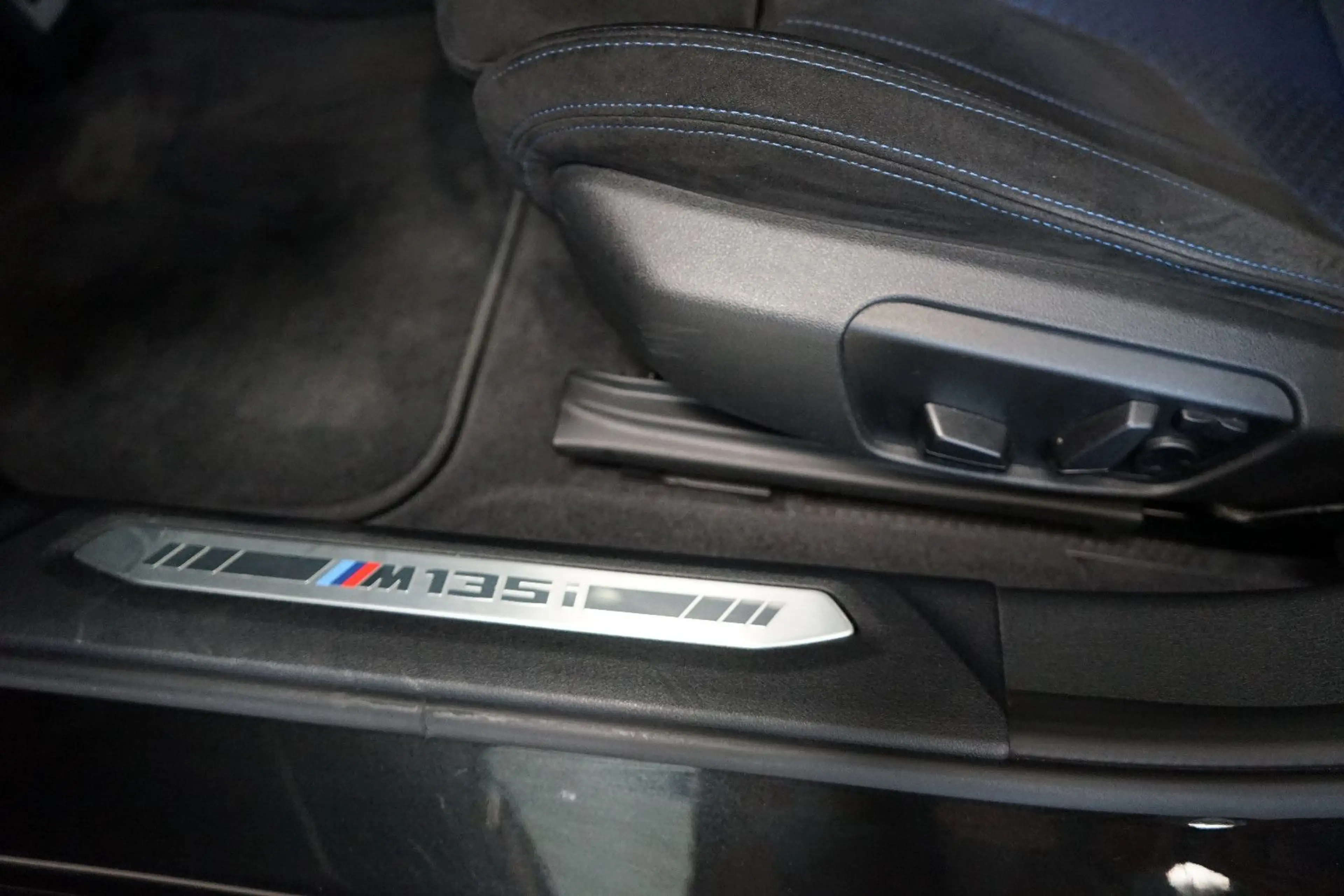 BMW 135 i xDrive 19"+HUD+Kamera+ACC+HarmanKardon+SHZ — photo 10