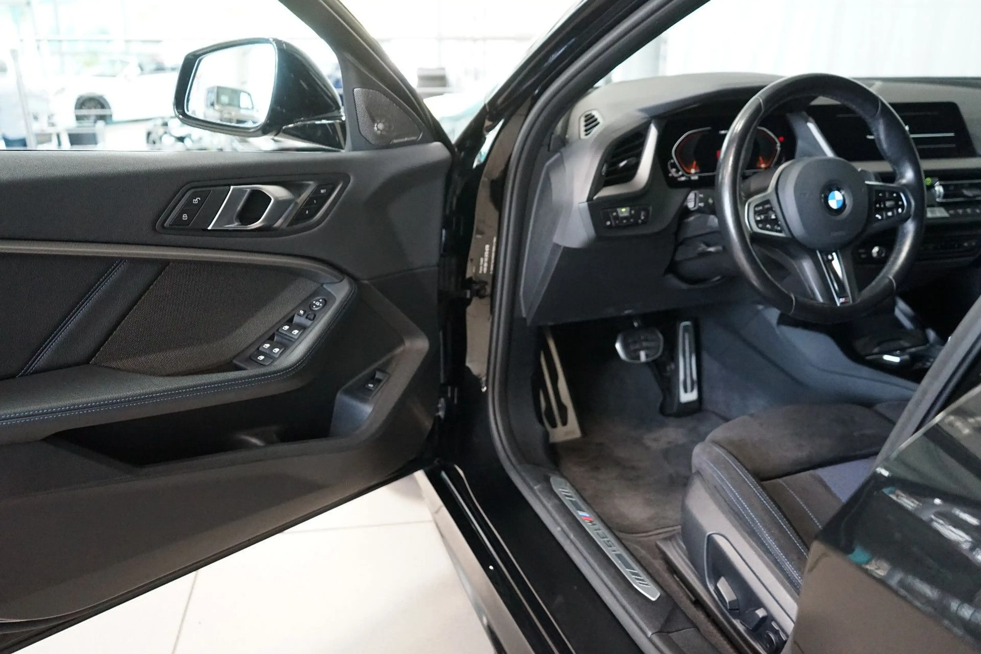 BMW 135 i xDrive 19"+HUD+Kamera+ACC+HarmanKardon+SHZ — photo 9