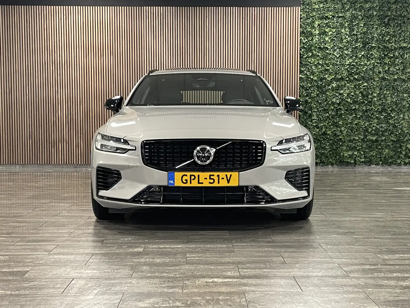 Volvo V60 T6 AWD Recharge Plus Dark | Schuifdak | Trekhaak | Grau - 2