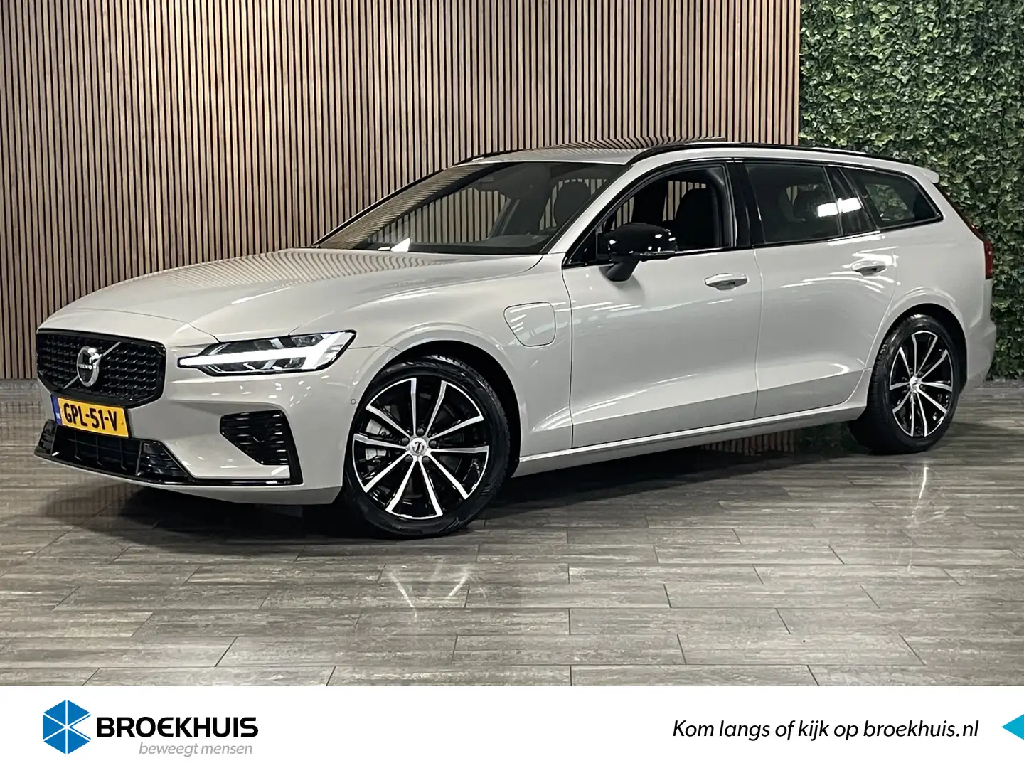 Volvo V60 T6 AWD Recharge Plus Dark | Schuifdak | Trekhaak | Grau - 1