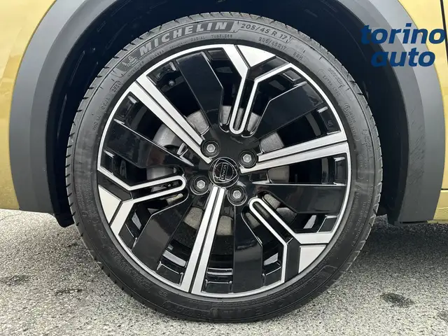 Lancia Ypsilon view 9