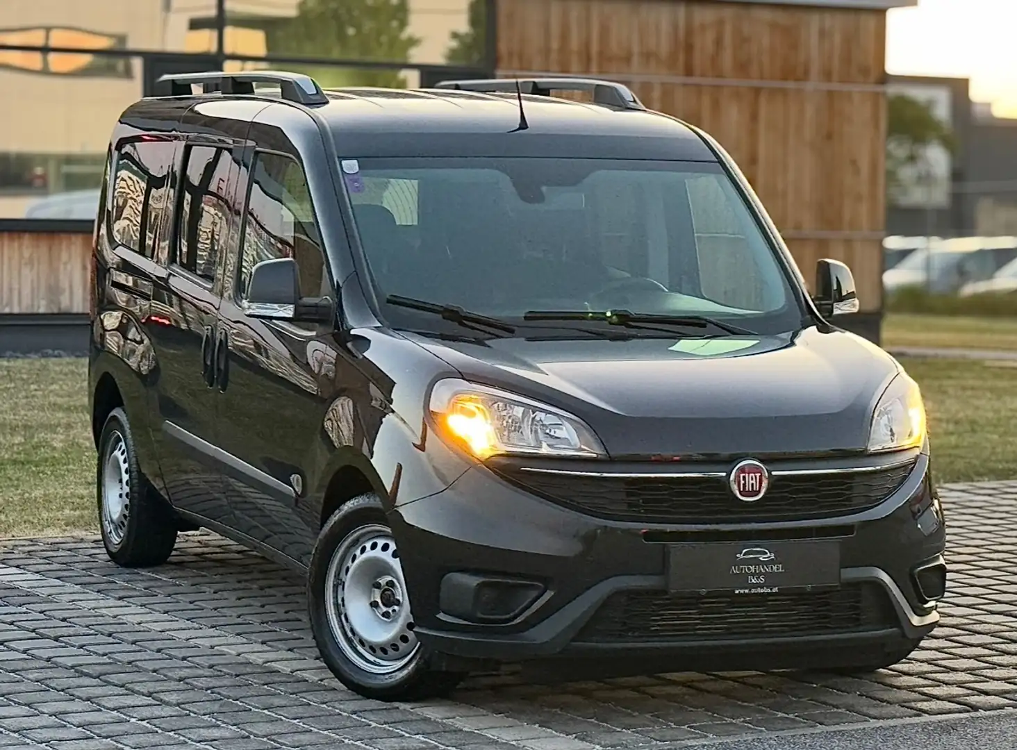 Fiat Doblo 1,6 MultiJet SCR Maxi Lounge LR *NAVI, KAMERA* Schwarz - 1