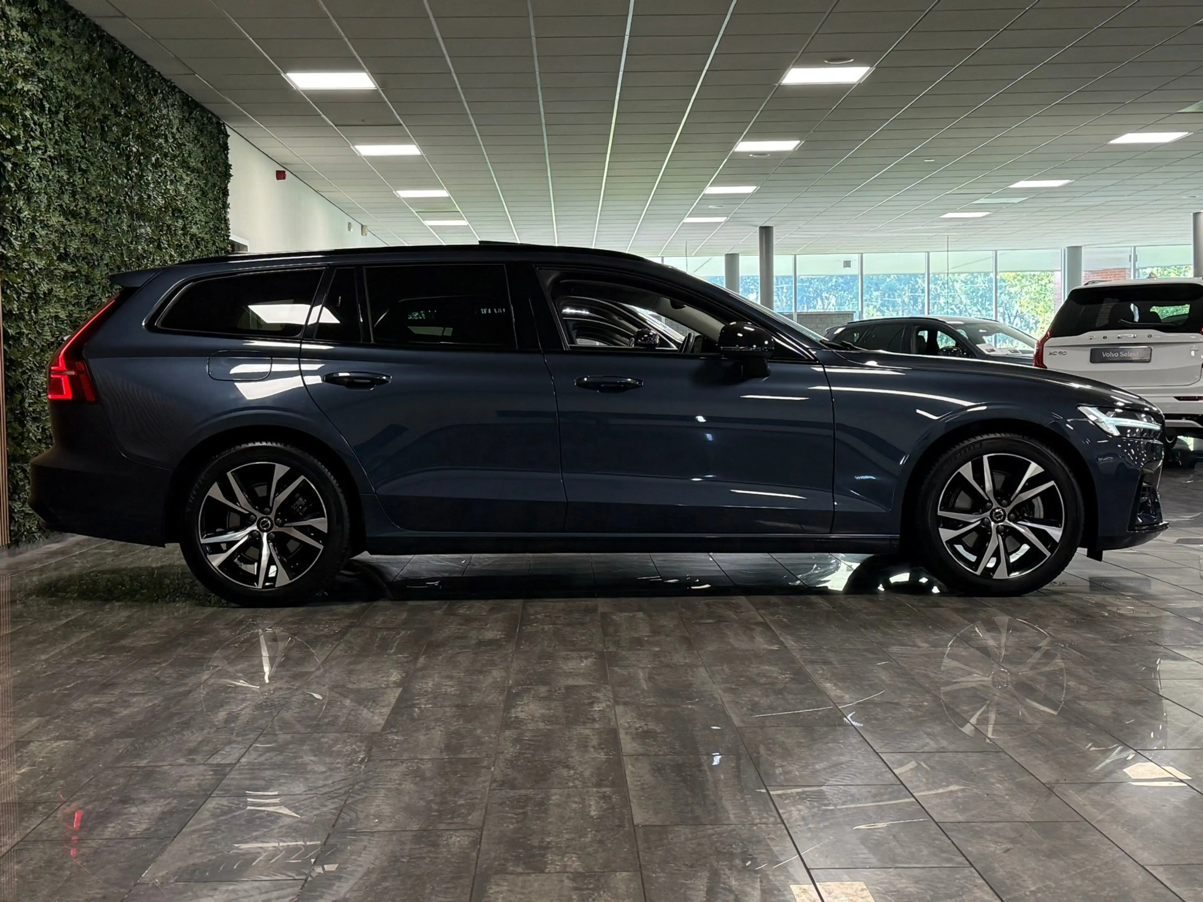 Volvo V60 B4 Plus Dark | Schuifdak | Trekhaak | Adaptieve Cr — photo 8