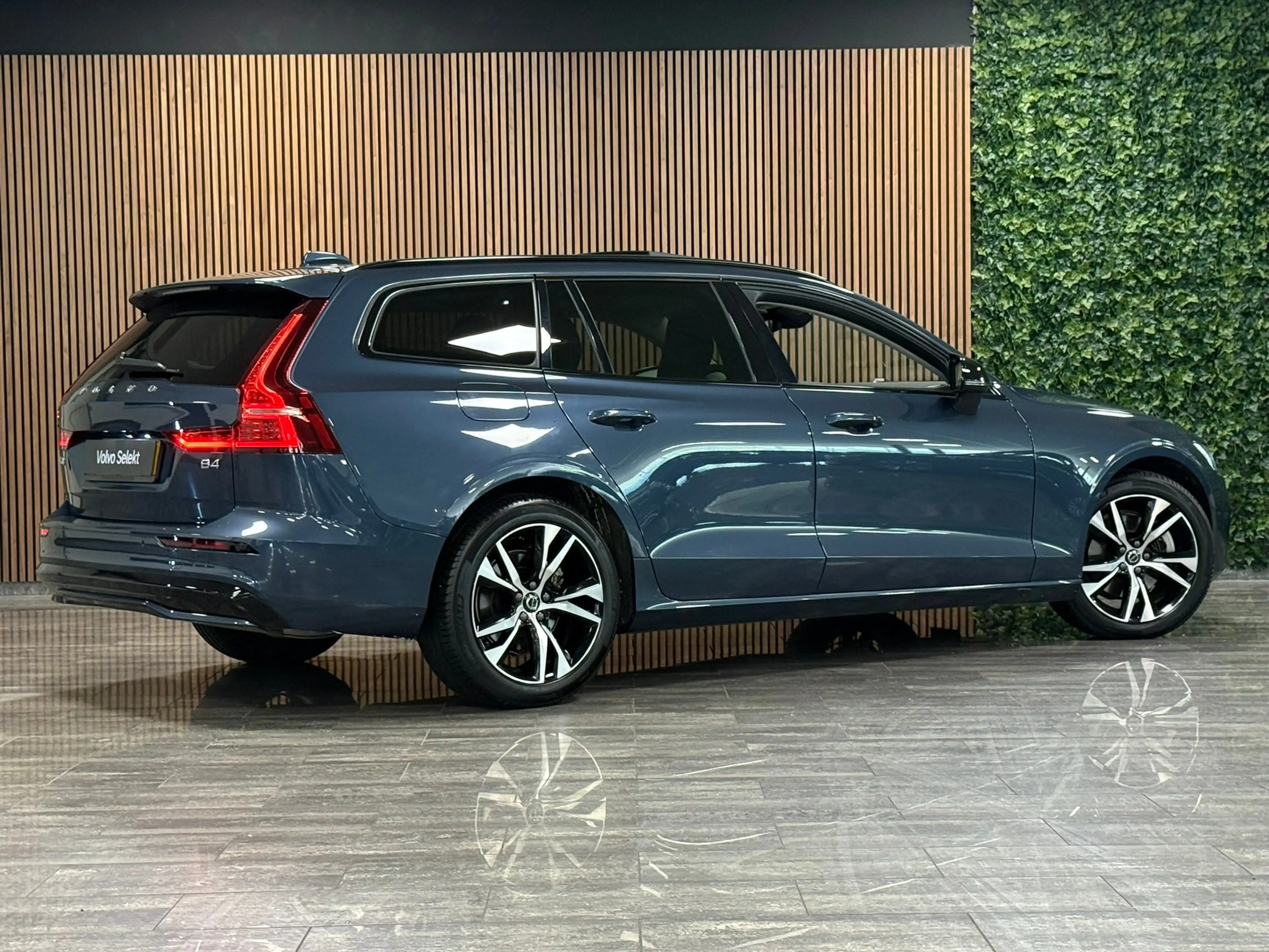 Volvo V60 B4 Plus Dark | Schuifdak | Trekhaak | Adaptieve Cr — photo 3