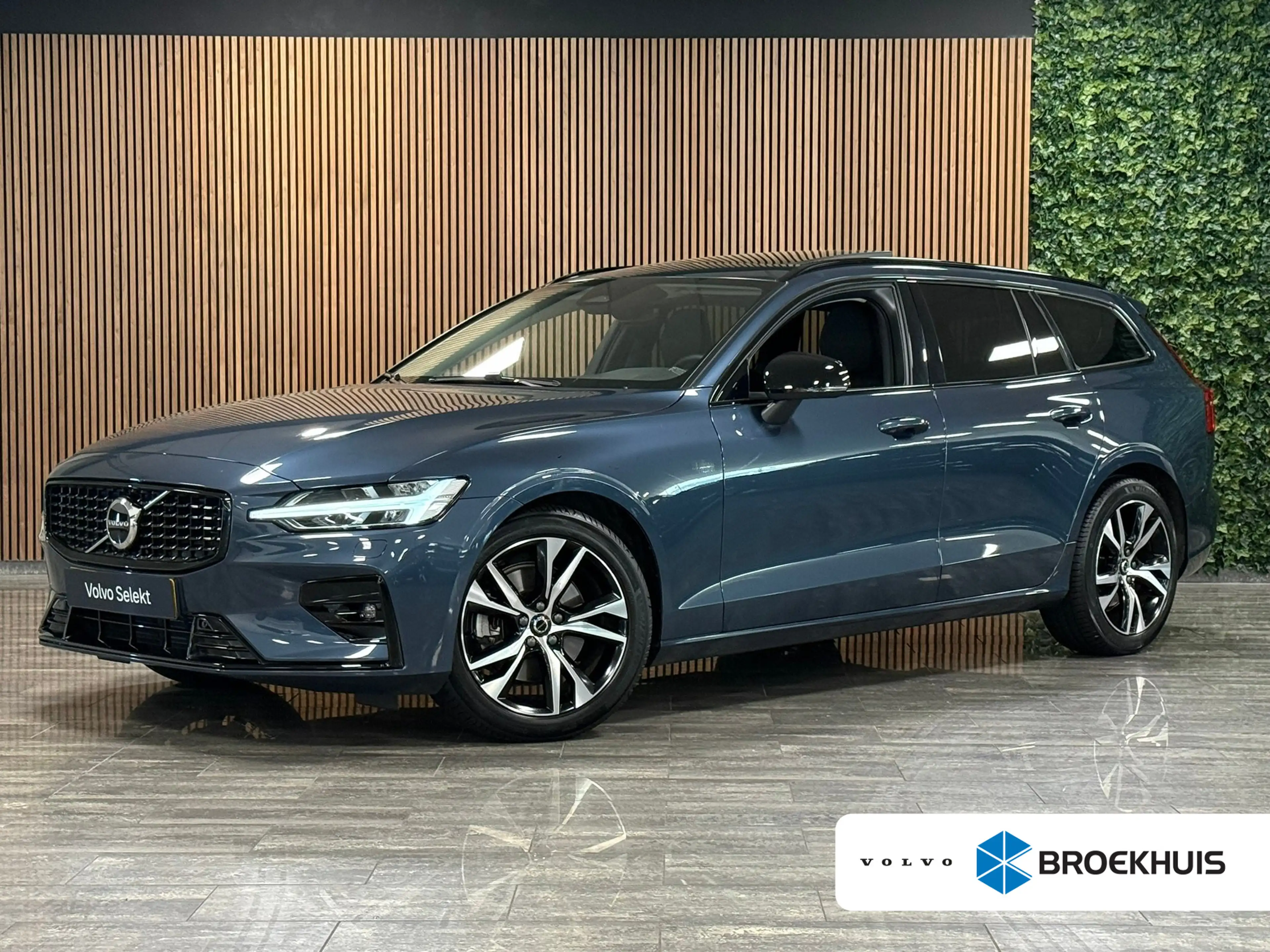Volvo V60 B4 Plus Dark | Schuifdak | Trekhaak | Adaptieve Cr