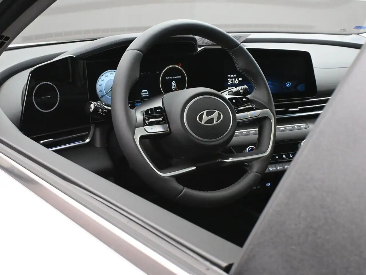 Hyundai ELANTRA снимка Hyundai ELANTRA