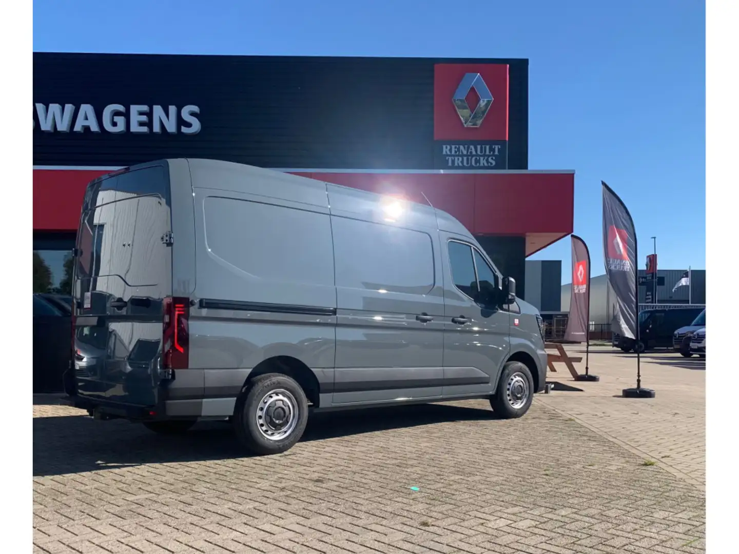 Renault Master T35 2.0 dCi 150 PK L2H2 Multimedia met Google serv Grijs - 2