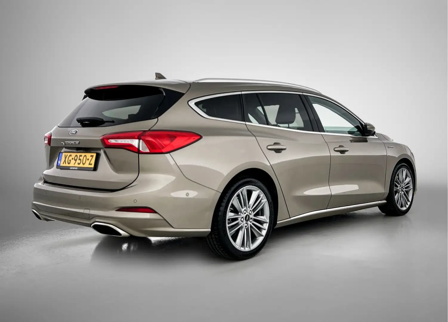 Ford Focus Wagon 1.0 EcoBoost Vignale / Leder / Navigatie / A Grijs - 2