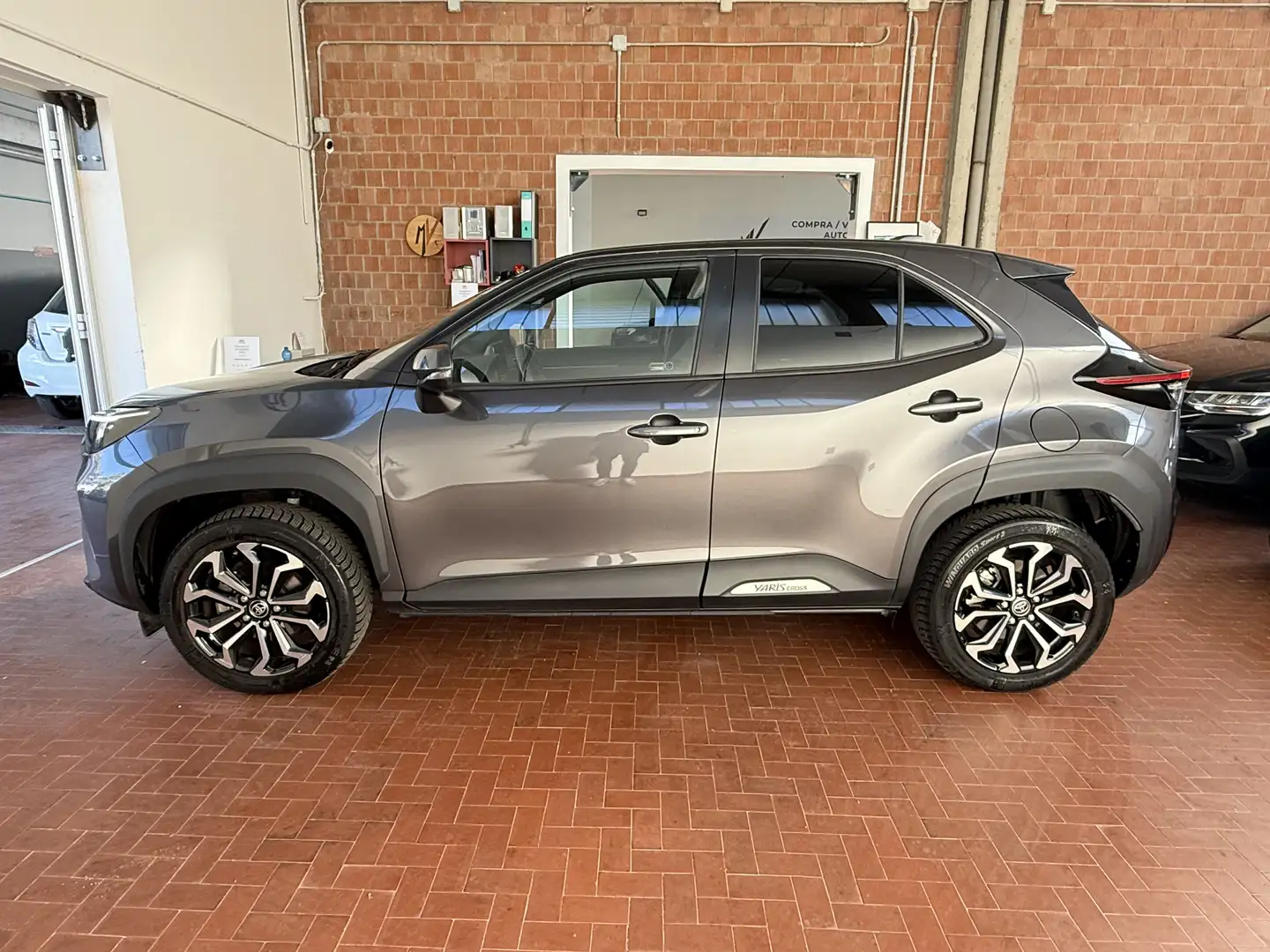 Toyota Yaris Cross 1.5h Trend fwd 115cv e-cvt+uniprop+tagliandi uffic Gris - 2