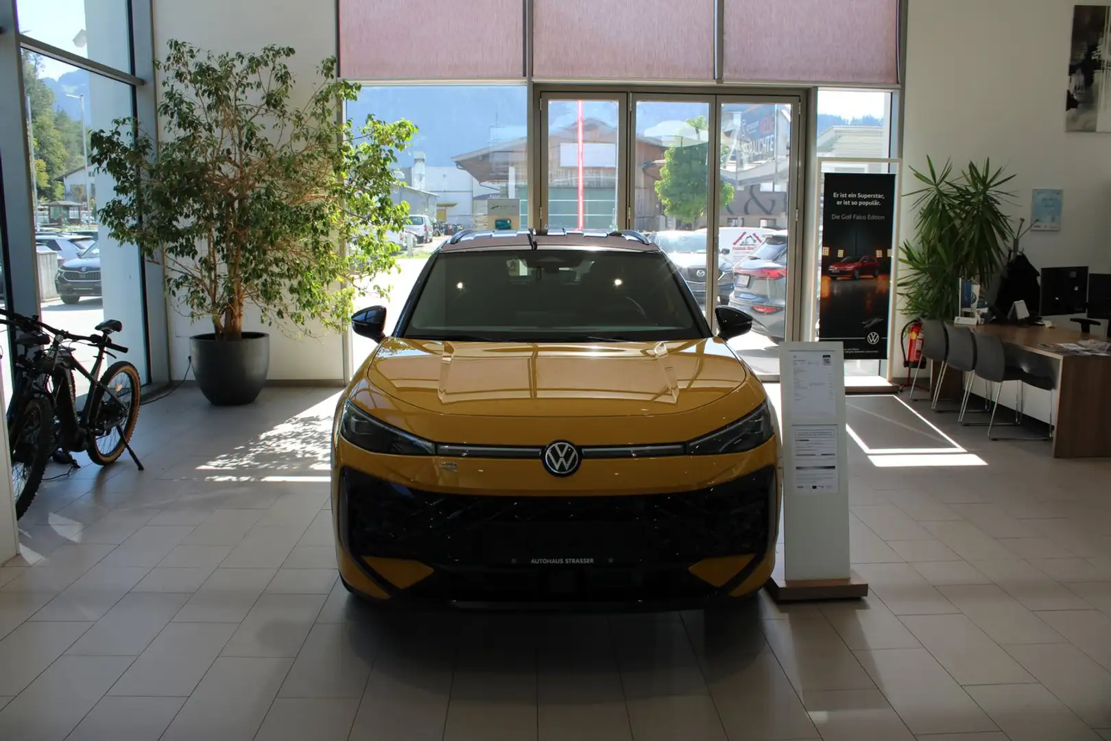 Volkswagen T-Roc R-Line eTSI DSG Gelb - 2