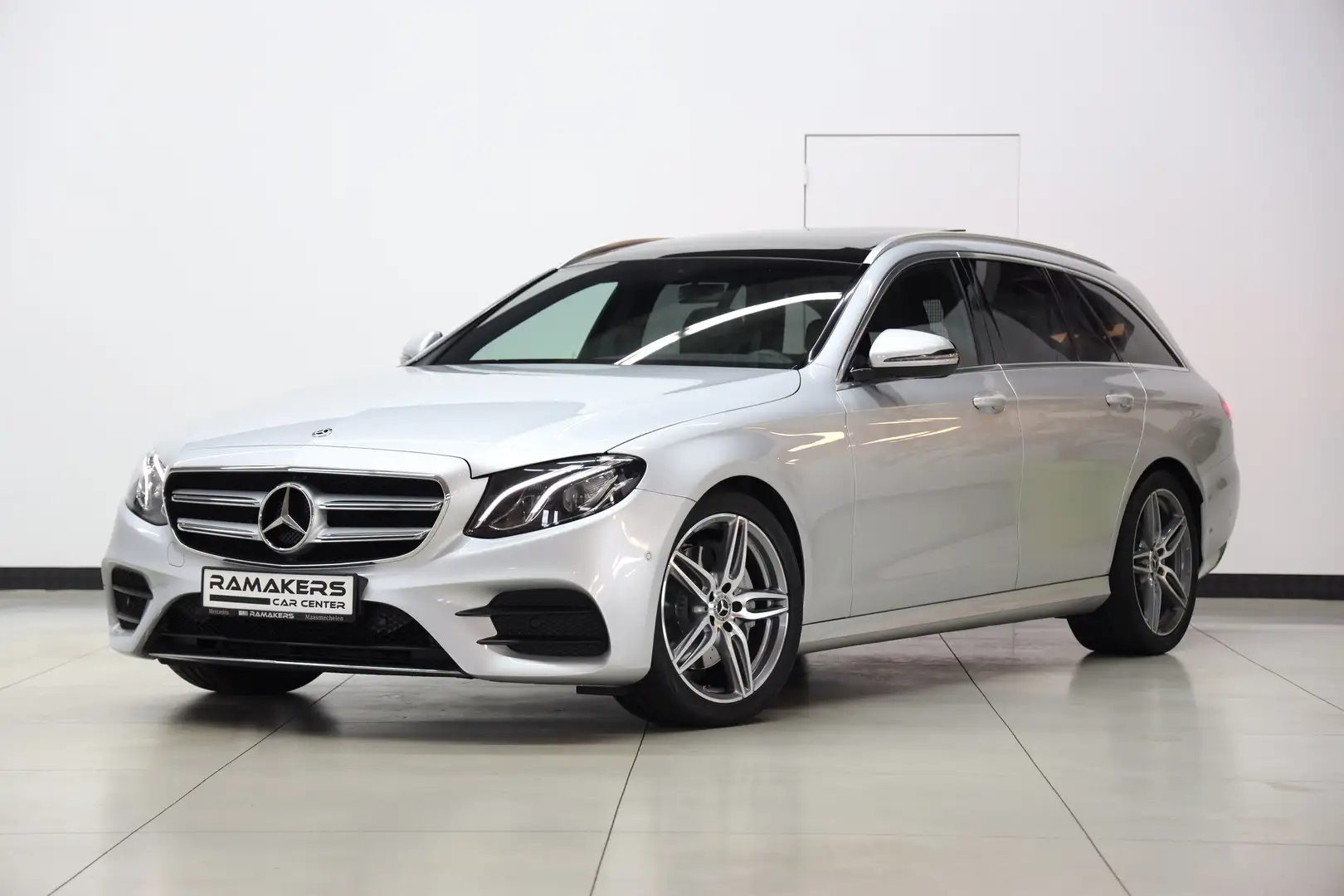 Mercedes-Benz E 200 d T | AMG Line PANORAMA LED Sfeerlicht Camera Argent - 1