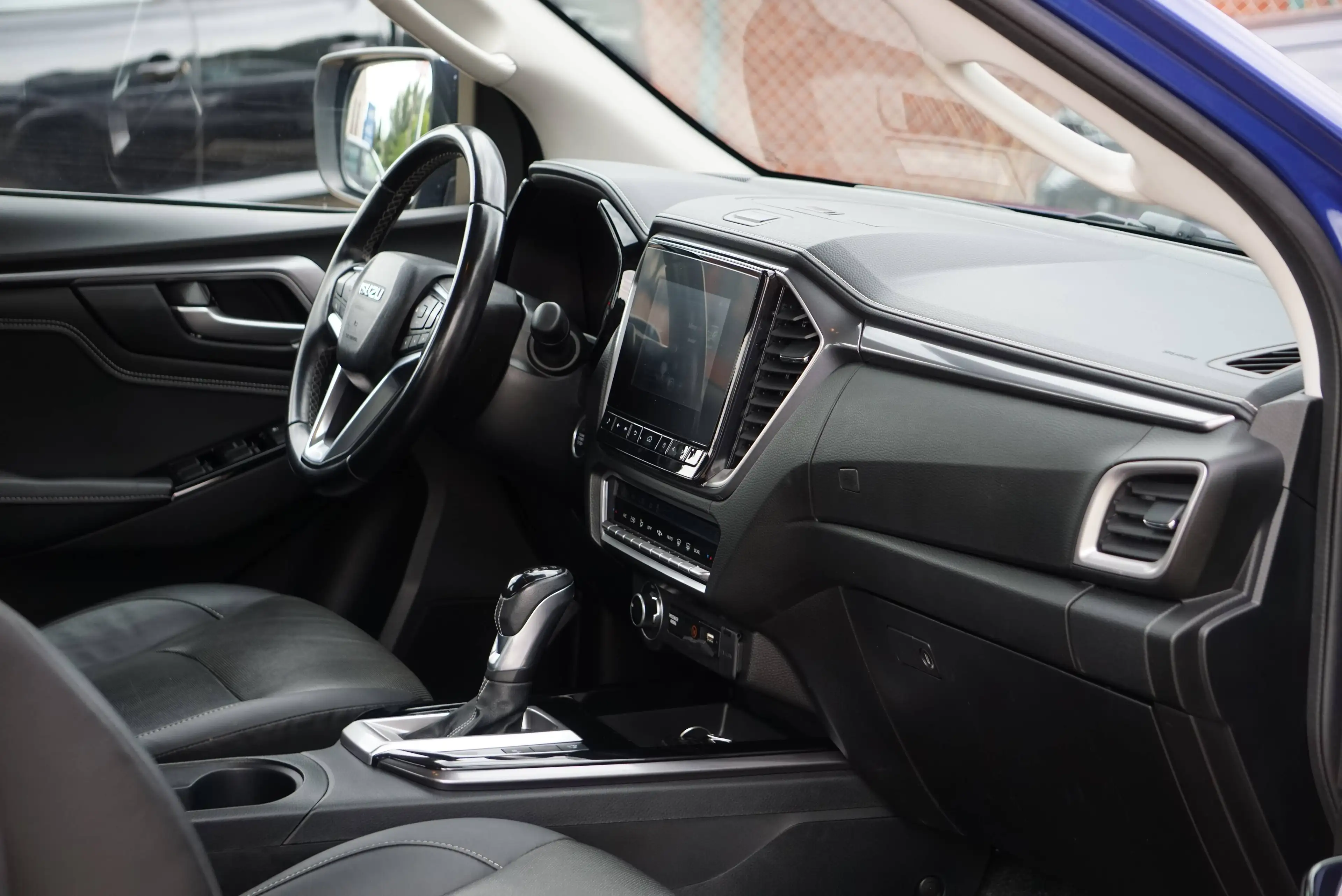 Isuzu D-Max 1.9 Turbo D 4WD LSX / AUTOMATIQUE / CARPLAY / DISTRONIC / ANGLES MORTS / FRONT ASSIST / CAMERA — photo 10