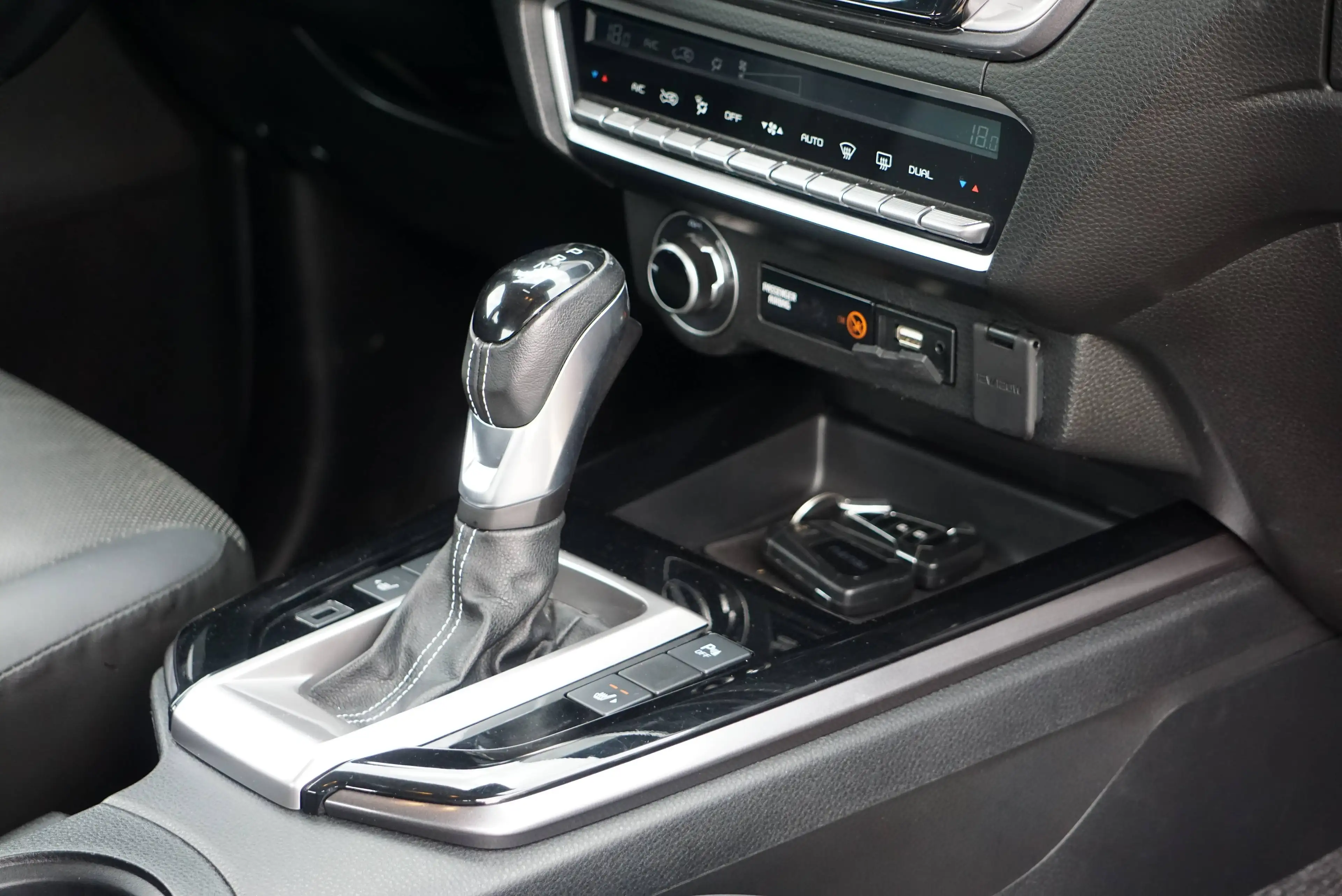 Isuzu D-Max 1.9 Turbo D 4WD LSX / AUTOMATIQUE / CARPLAY / DISTRONIC / ANGLES MORTS / FRONT ASSIST / CAMERA — photo 15